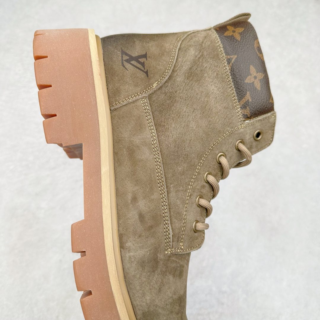 图片[6]-Lv x Timberland Lv联名添柏岚大黄靴 顶奢流量品牌与时代经典的结合之作 #代购专供品质 高弹Modern 外置防滑橡塑发泡超轻大底 系带设计 穿脱十分方便 采用TPU模压定型真皮鞋面材质#EVA轻翼科技外底具有防滑,耐磨和良好的弹性 Pharrell Williams充分发挥了作为Louis Vuitton创意总监的角色 这款鞋重新定义了 6英寸大黄靴的经典设计 致敬1996年Grandmaster Flash经典黄靴造型 原厂五金鞋带扣 工艺全新升级 中山大厂代工 原单进口皮料 独立私模大底，正确logo， 原装一致头层磨砂皮 搭配经典老花领口 全新原厂包装鞋盒 市场独家供应 尺码：38-44（皮鞋码）-选品中心