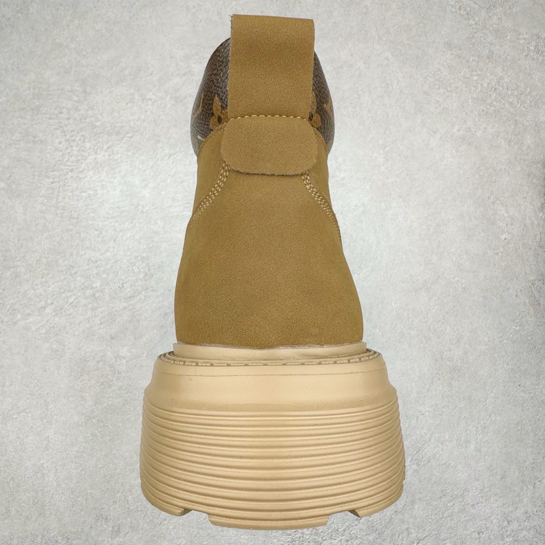 图片[8]-Lv x Timberland Lv联名添柏岚大黄靴 顶奢流量品牌与时代经典的结合之作 #代购专供品质 高弹Modern 外置防滑橡塑发泡超轻大底 系带设计 穿脱十分方便 采用TPU模压定型真皮鞋面材质#EVA轻翼科技外底具有防滑,耐磨和良好的弹性 Pharrell Williams充分发挥了作为Louis Vuitton创意总监的角色 这款鞋重新定义了 6英寸大黄靴的经典设计 致敬1996年Grandmaster Flash经典黄靴造型 原厂五金鞋带扣 工艺全新升级 中山大厂代工 原单进口皮料 独立私模大底，正确logo， 原装一致头层磨砂皮 搭配经典老花领口 全新原厂包装鞋盒 市场独家供应 尺码：38-44（皮鞋码）-选品中心