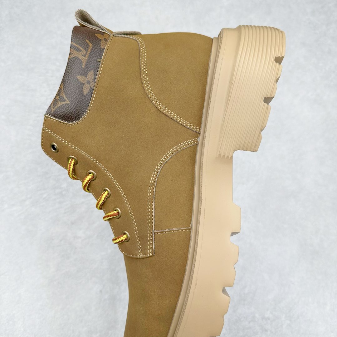 图片[7]-Lv x Timberland Lv联名添柏岚大黄靴 顶奢流量品牌与时代经典的结合之作 #代购专供品质 高弹Modern 外置防滑橡塑发泡超轻大底 系带设计 穿脱十分方便 采用TPU模压定型真皮鞋面材质#EVA轻翼科技外底具有防滑,耐磨和良好的弹性 Pharrell Williams充分发挥了作为Louis Vuitton创意总监的角色 这款鞋重新定义了 6英寸大黄靴的经典设计 致敬1996年Grandmaster Flash经典黄靴造型 原厂五金鞋带扣 工艺全新升级 中山大厂代工 原单进口皮料 独立私模大底，正确logo， 原装一致头层磨砂皮 搭配经典老花领口 全新原厂包装鞋盒 市场独家供应 尺码：38-44（皮鞋码）-选品中心