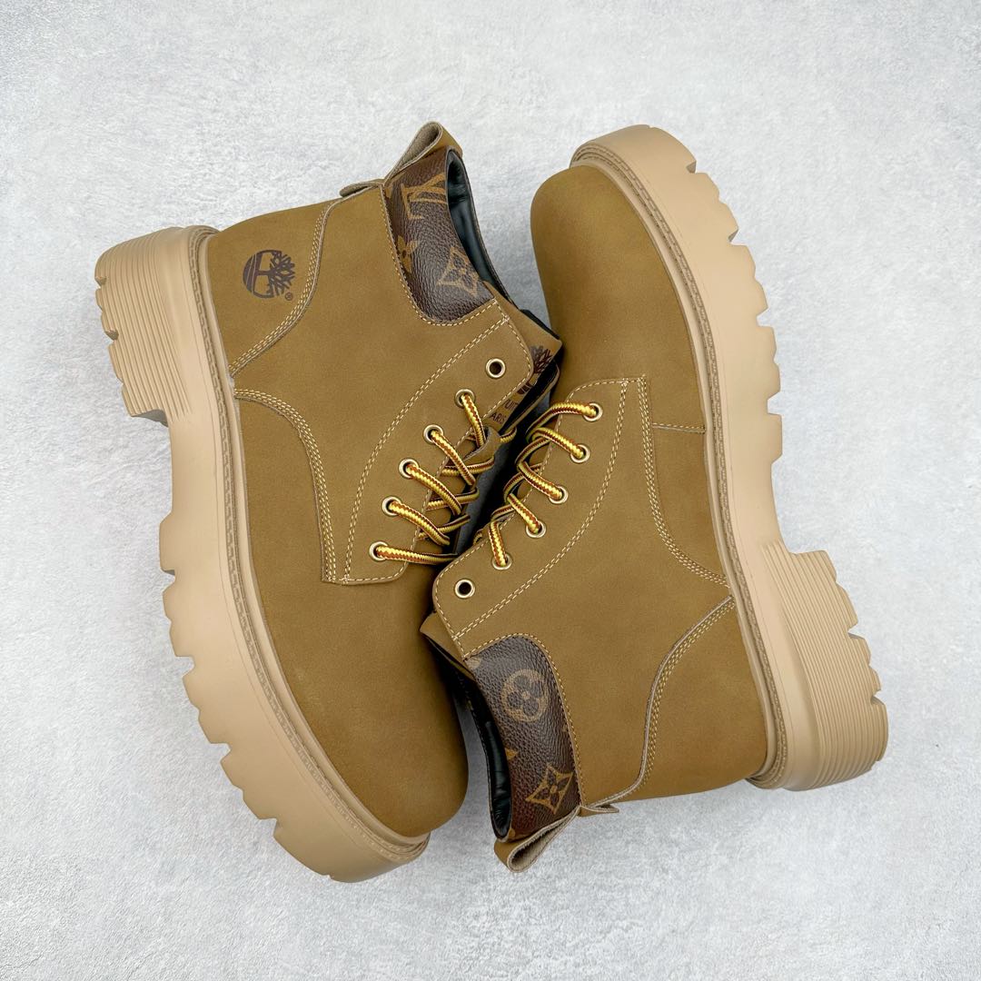 图片[3]-Lv x Timberland Lv联名添柏岚大黄靴 顶奢流量品牌与时代经典的结合之作 #代购专供品质 高弹Modern 外置防滑橡塑发泡超轻大底 系带设计 穿脱十分方便 采用TPU模压定型真皮鞋面材质#EVA轻翼科技外底具有防滑,耐磨和良好的弹性 Pharrell Williams充分发挥了作为Louis Vuitton创意总监的角色 这款鞋重新定义了 6英寸大黄靴的经典设计 致敬1996年Grandmaster Flash经典黄靴造型 原厂五金鞋带扣 工艺全新升级 中山大厂代工 原单进口皮料 独立私模大底，正确logo， 原装一致头层磨砂皮 搭配经典老花领口 全新原厂包装鞋盒 市场独家供应 尺码：38-44（皮鞋码）-选品中心