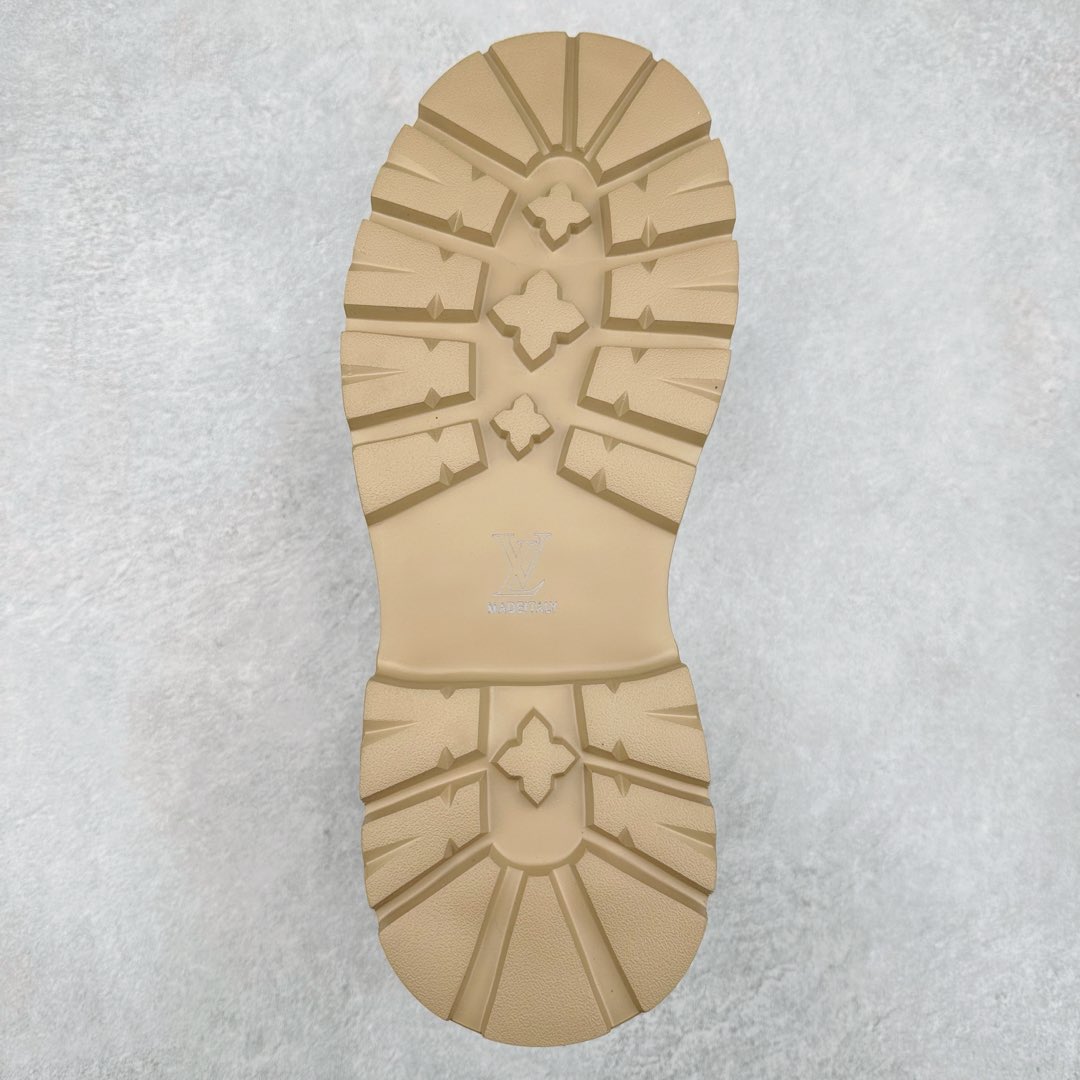 图片[9]-Lv x Timberland Lv联名添柏岚大黄靴 顶奢流量品牌与时代经典的结合之作 #代购专供品质 高弹Modern 外置防滑橡塑发泡超轻大底 系带设计 穿脱十分方便 采用TPU模压定型真皮鞋面材质#EVA轻翼科技外底具有防滑,耐磨和良好的弹性 Pharrell Williams充分发挥了作为Louis Vuitton创意总监的角色 这款鞋重新定义了 6英寸大黄靴的经典设计 致敬1996年Grandmaster Flash经典黄靴造型 原厂五金鞋带扣 工艺全新升级 中山大厂代工 原单进口皮料 独立私模大底，正确logo， 原装一致头层磨砂皮 搭配经典老花领口 全新原厂包装鞋盒 市场独家供应 尺码：38-44（皮鞋码）-选品中心