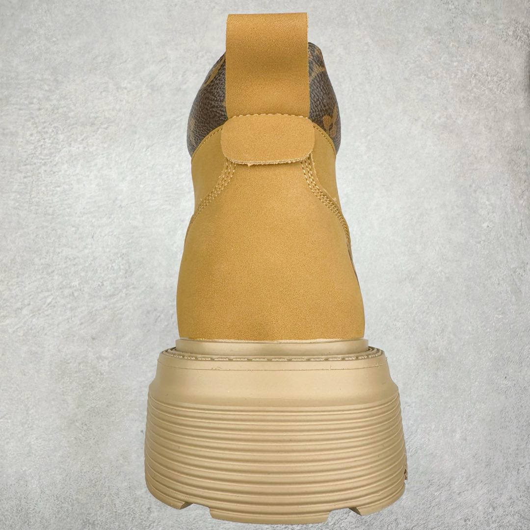 图片[8]-Lv x Timberland Lv联名添柏岚大黄靴 顶奢流量品牌与时代经典的结合之作 #代购专供品质 高弹Modern 外置防滑橡塑发泡超轻大底 系带设计 穿脱十分方便 采用TPU模压定型真皮鞋面材质#EVA轻翼科技外底具有防滑,耐磨和良好的弹性 Pharrell Williams充分发挥了作为Louis Vuitton创意总监的角色 这款鞋重新定义了 6英寸大黄靴的经典设计 致敬1996年Grandmaster Flash经典黄靴造型 原厂五金鞋带扣 工艺全新升级 中山大厂代工 原单进口皮料 独立私模大底，正确logo， 原装一致头层磨砂皮 搭配经典老花领口 全新原厂包装鞋盒 市场独家供应 尺码：38-44（皮鞋码）-选品中心