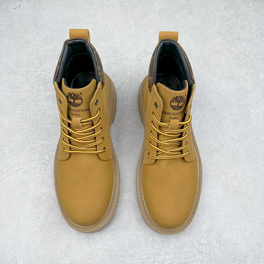 图片[2]-Lv x Timberland Lv联名添柏岚大黄靴 顶奢流量品牌与时代经典的结合之作 #代购专供品质 高弹Modern 外置防滑橡塑发泡超轻大底 系带设计 穿脱十分方便 采用TPU模压定型真皮鞋面材质#EVA轻翼科技外底具有防滑,耐磨和良好的弹性 Pharrell Williams充分发挥了作为Louis Vuitton创意总监的角色 这款鞋重新定义了 6英寸大黄靴的经典设计 致敬1996年Grandmaster Flash经典黄靴造型 原厂五金鞋带扣 工艺全新升级 中山大厂代工 原单进口皮料 独立私模大底，正确logo， 原装一致头层磨砂皮 搭配经典老花领口 全新原厂包装鞋盒 市场独家供应 尺码：38-44（皮鞋码）-选品中心