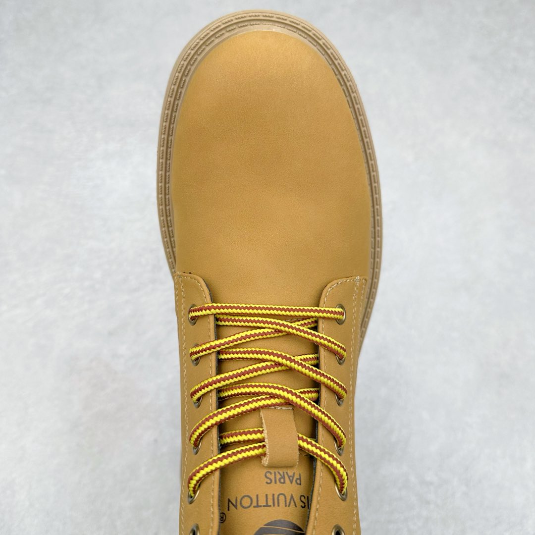 图片[4]-Lv x Timberland Lv联名添柏岚大黄靴 顶奢流量品牌与时代经典的结合之作 #代购专供品质 高弹Modern 外置防滑橡塑发泡超轻大底 系带设计 穿脱十分方便 采用TPU模压定型真皮鞋面材质#EVA轻翼科技外底具有防滑,耐磨和良好的弹性 Pharrell Williams充分发挥了作为Louis Vuitton创意总监的角色 这款鞋重新定义了 6英寸大黄靴的经典设计 致敬1996年Grandmaster Flash经典黄靴造型 原厂五金鞋带扣 工艺全新升级 中山大厂代工 原单进口皮料 独立私模大底，正确logo， 原装一致头层磨砂皮 搭配经典老花领口 全新原厂包装鞋盒 市场独家供应 尺码：38-44（皮鞋码）-选品中心