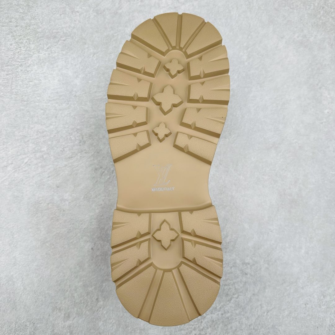 图片[9]-Lv x Timberland Lv联名添柏岚大黄靴 顶奢流量品牌与时代经典的结合之作 #代购专供品质 高弹Modern 外置防滑橡塑发泡超轻大底 系带设计 穿脱十分方便 采用TPU模压定型真皮鞋面材质#EVA轻翼科技外底具有防滑,耐磨和良好的弹性 Pharrell Williams充分发挥了作为Louis Vuitton创意总监的角色 这款鞋重新定义了 6英寸大黄靴的经典设计 致敬1996年Grandmaster Flash经典黄靴造型 原厂五金鞋带扣 工艺全新升级 中山大厂代工 原单进口皮料 独立私模大底，正确logo， 原装一致头层磨砂皮 搭配经典老花领口 全新原厂包装鞋盒 市场独家供应 尺码：38-44（皮鞋码）-选品中心