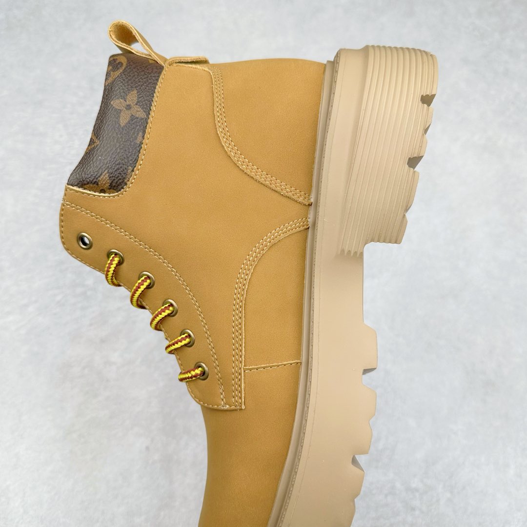 图片[7]-Lv x Timberland Lv联名添柏岚大黄靴 顶奢流量品牌与时代经典的结合之作 #代购专供品质 高弹Modern 外置防滑橡塑发泡超轻大底 系带设计 穿脱十分方便 采用TPU模压定型真皮鞋面材质#EVA轻翼科技外底具有防滑,耐磨和良好的弹性 Pharrell Williams充分发挥了作为Louis Vuitton创意总监的角色 这款鞋重新定义了 6英寸大黄靴的经典设计 致敬1996年Grandmaster Flash经典黄靴造型 原厂五金鞋带扣 工艺全新升级 中山大厂代工 原单进口皮料 独立私模大底，正确logo， 原装一致头层磨砂皮 搭配经典老花领口 全新原厂包装鞋盒 市场独家供应 尺码：38-44（皮鞋码）-选品中心