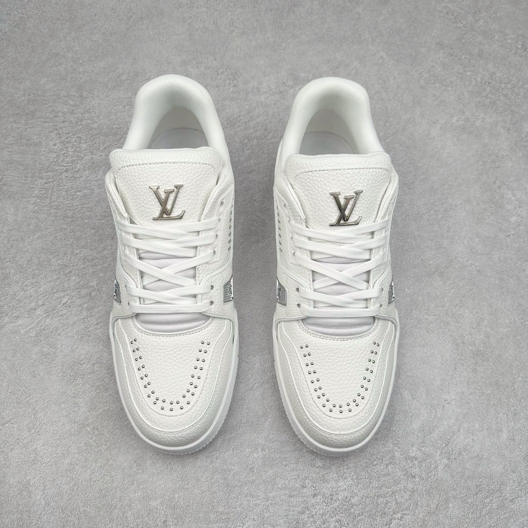 图片[2]-＃K1 Louis Vuitton Trainer lv时装走秀运动鞋 完美鞋型超高的清洁度 零毛边线头瑕疵 全套原楦原纸版原鞋开模 全网最具灵魂的版型 正确原装黄色鞋盒 正确中底印花 鞋面印花3D高频深度立体 全鞋电脑针车 紧密相连 针距密度一致 环保乳胶注塑鞋垫 厚度脚感还原原版 皮面裁剪部位 统一油边封口工艺 原装橡胶大底含胶量大底组合零偏差 专柜全套包装 防尘袋 说明书 质保卡 男女鞋 尺码：35 36 37 38 39 40 41 42 43 44 45-选品中心