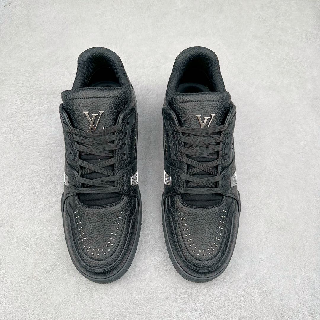 图片[2]-＃K1 Louis Vuitton Trainer lv时装走秀运动鞋 完美鞋型超高的清洁度 零毛边线头瑕疵 全套原楦原纸版原鞋开模 全网最具灵魂的版型 正确原装黄色鞋盒 正确中底印花 鞋面印花3D高频深度立体 全鞋电脑针车 紧密相连 针距密度一致 环保乳胶注塑鞋垫 厚度脚感还原原版 皮面裁剪部位 统一油边封口工艺 原装橡胶大底含胶量大底组合零偏差 专柜全套包装 防尘袋 说明书 质保卡 男女鞋 尺码：35 36 37 38 39 40 41 42 43 44 45-选品中心