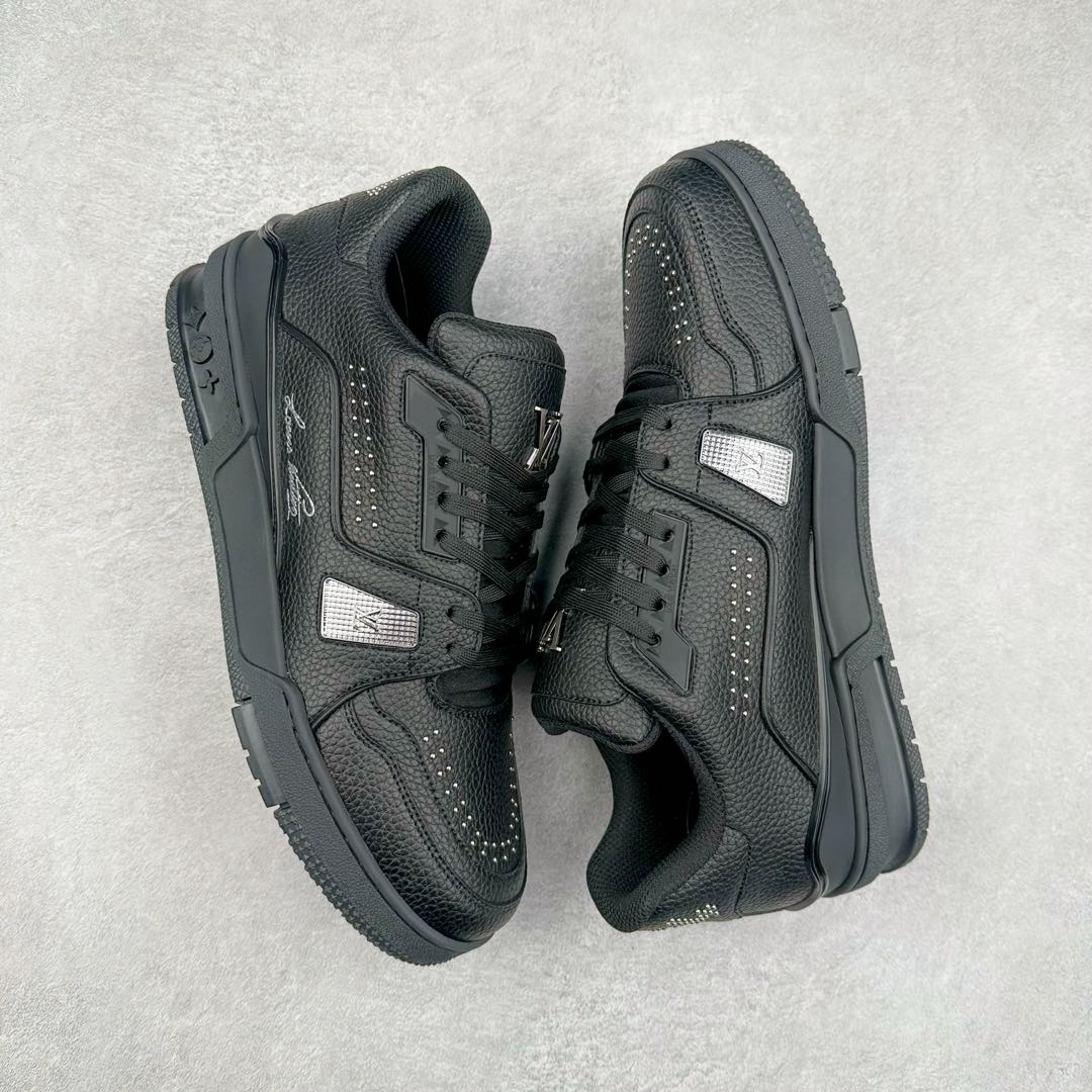 图片[3]-＃K1 Louis Vuitton Trainer lv时装走秀运动鞋 完美鞋型超高的清洁度 零毛边线头瑕疵 全套原楦原纸版原鞋开模 全网最具灵魂的版型 正确原装黄色鞋盒 正确中底印花 鞋面印花3D高频深度立体 全鞋电脑针车 紧密相连 针距密度一致 环保乳胶注塑鞋垫 厚度脚感还原原版 皮面裁剪部位 统一油边封口工艺 原装橡胶大底含胶量大底组合零偏差 专柜全套包装 防尘袋 说明书 质保卡 男女鞋 尺码：35 36 37 38 39 40 41 42 43 44 45-选品中心