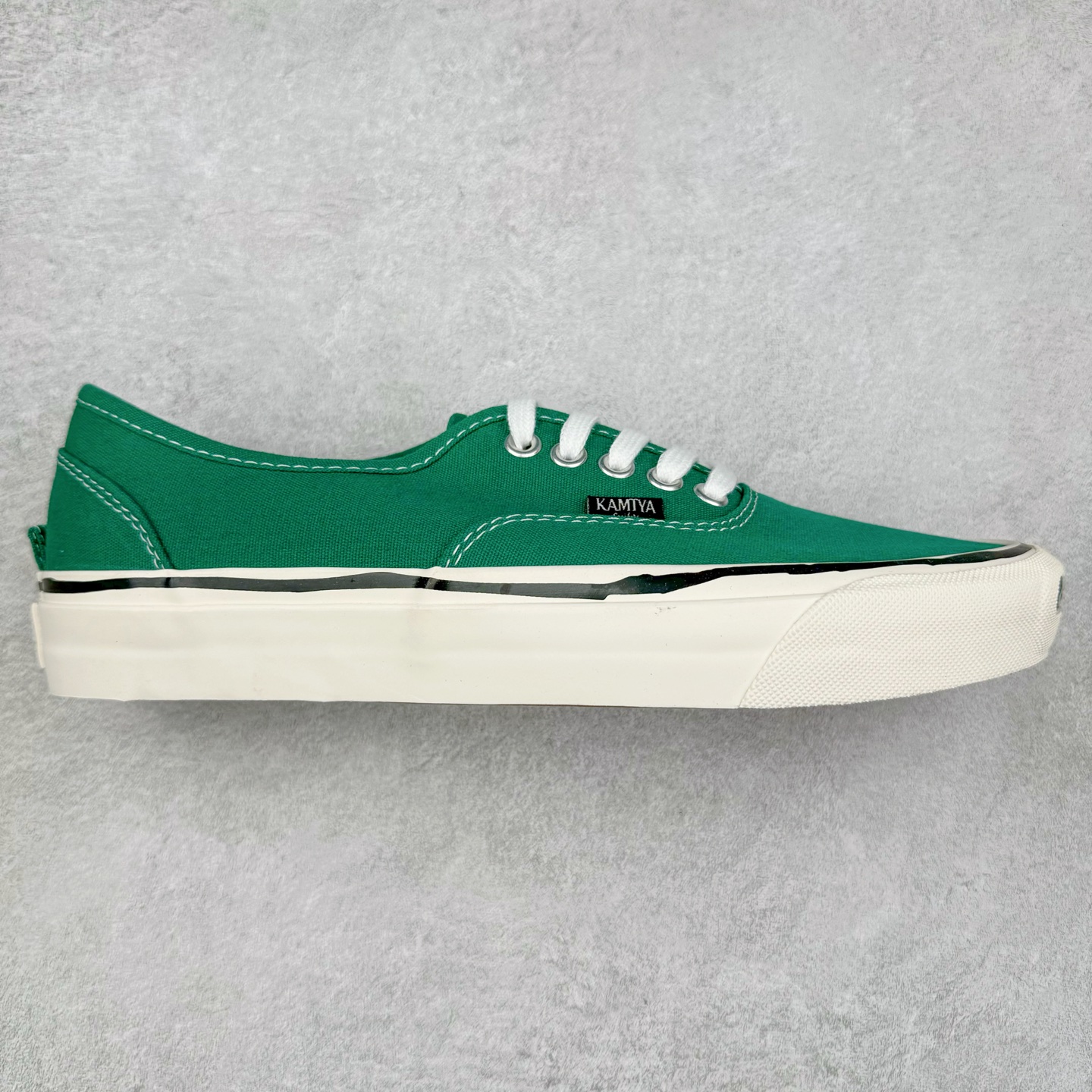 KAMIYA x MADNESS 重磅联名3.0 鲨鱼齿 五色 MMY三原康裕副线设计师KOJI KAMIYA主理日本新晋潮流品牌/神谷康司联名余文乐主理品牌成立十周年特别企划MADNESS x KAMIYA Vulcanize Low Sneaker 系列开口笑扭曲水线休闲运动硫化滑板板鞋“联名鲨鱼齿” 尺码：35 36 36.5 37 38 38.5 39 40 40.5 41 42 42.5 43 44-选品中心