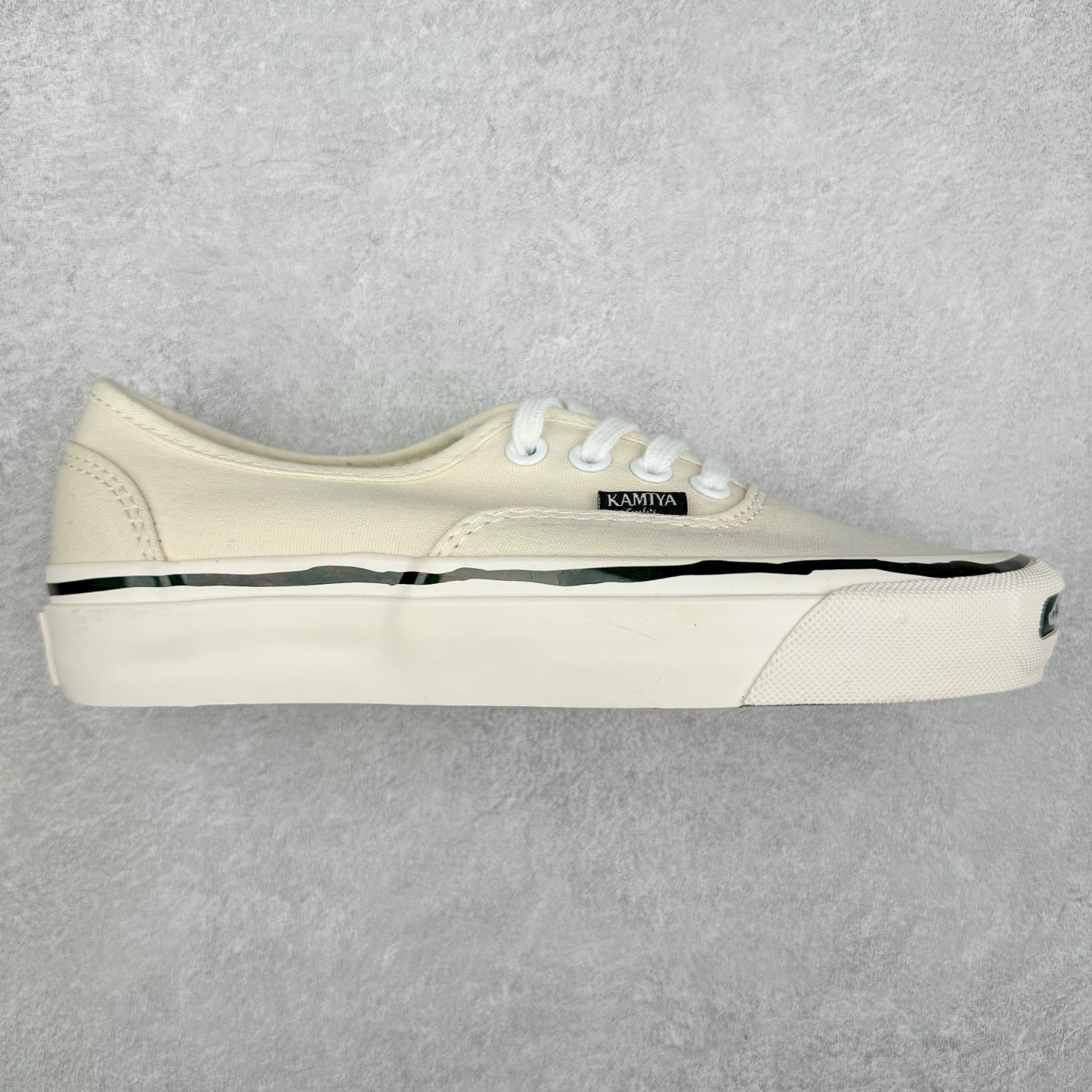 KAMIYA x MADNESS 重磅联名3.0 鲨鱼齿 五色 MMY三原康裕副线设计师KOJI KAMIYA主理日本新晋潮流品牌/神谷康司联名余文乐主理品牌成立十周年特别企划MADNESS x KAMIYA Vulcanize Low Sneaker 系列开口笑扭曲水线休闲运动硫化滑板板鞋“联名鲨鱼齿” 尺码：35 36 36.5 37 38 38.5 39 40 40.5 41 42 42.5 43 44-选品中心