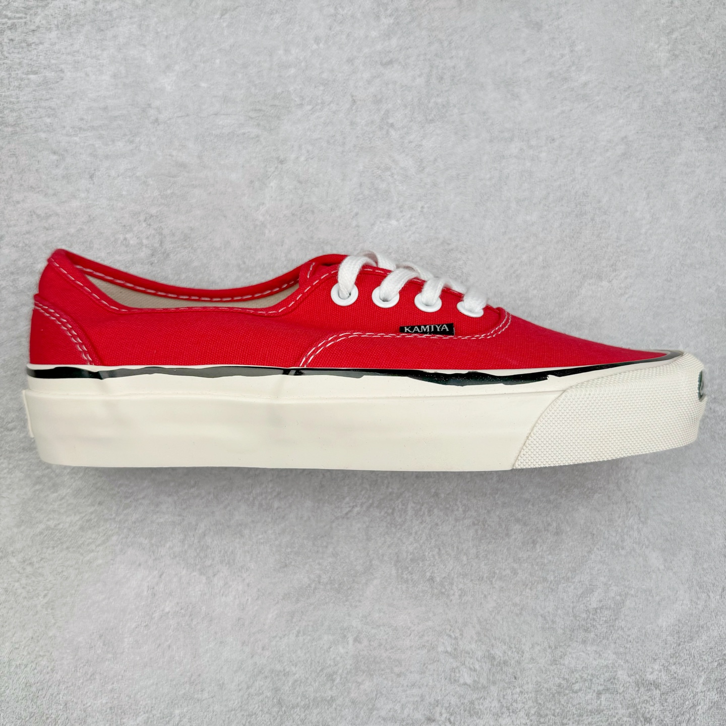 KAMIYA x MADNESS 重磅联名3.0 鲨鱼齿 五色 MMY三原康裕副线设计师KOJI KAMIYA主理日本新晋潮流品牌/神谷康司联名余文乐主理品牌成立十周年特别企划MADNESS x KAMIYA Vulcanize Low Sneaker 系列开口笑扭曲水线休闲运动硫化滑板板鞋“联名鲨鱼齿” 尺码：35 36 36.5 37 38 38.5 39 40 40.5 41 42 42.5 43 44-选品中心