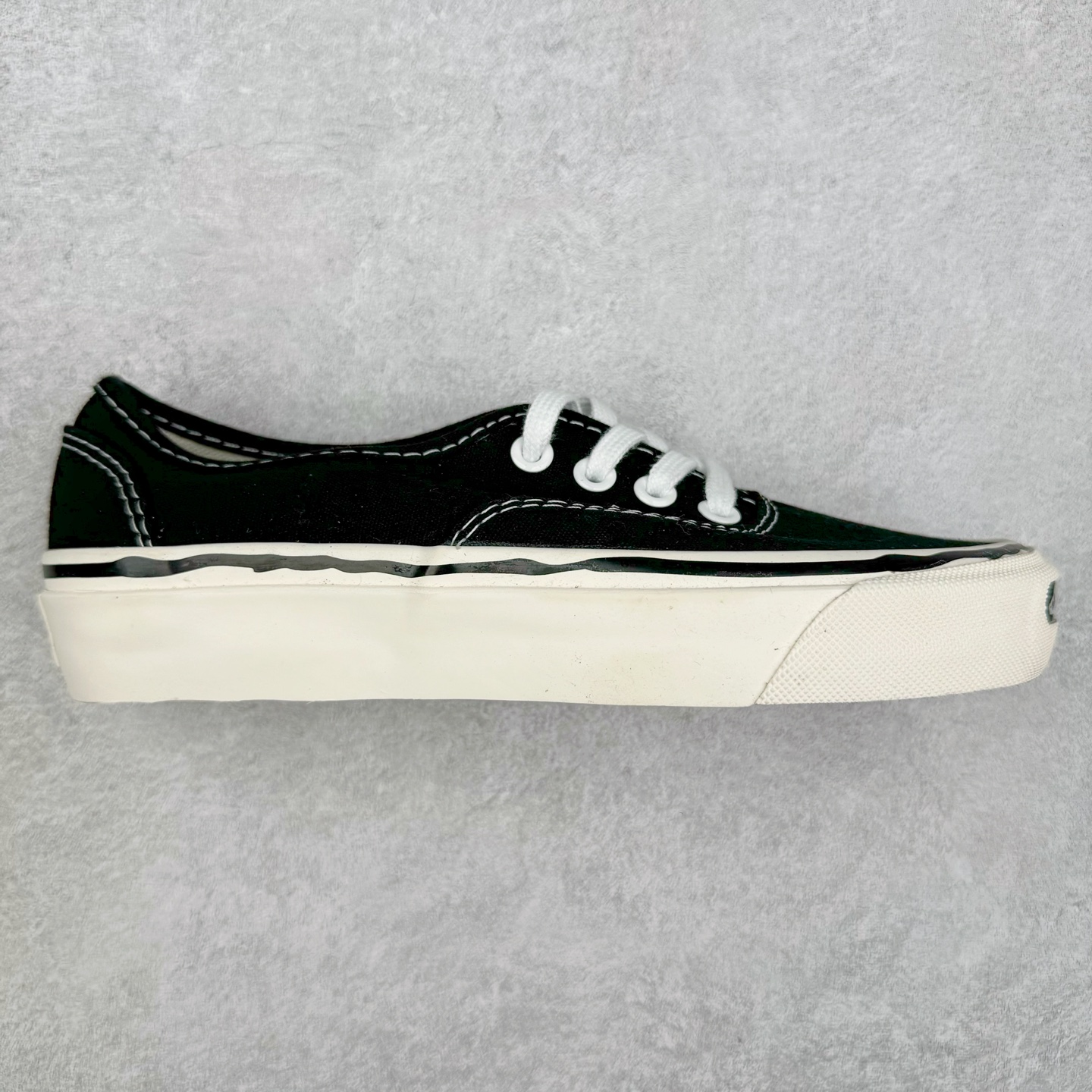 KAMIYA x MADNESS 重磅联名3.0 鲨鱼齿 五色 MMY三原康裕副线设计师KOJI KAMIYA主理日本新晋潮流品牌/神谷康司联名余文乐主理品牌成立十周年特别企划MADNESS x KAMIYA Vulcanize Low Sneaker 系列开口笑扭曲水线休闲运动硫化滑板板鞋“联名鲨鱼齿” 尺码：35 36 36.5 37 38 38.5 39 40 40.5 41 42 42.5 43 44-选品中心