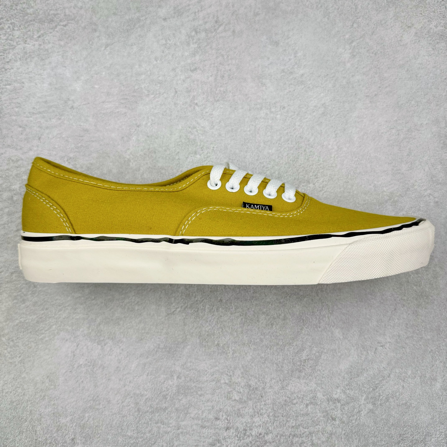 KAMIYA x MADNESS 重磅联名3.0 鲨鱼齿 五色 MMY三原康裕副线设计师KOJI KAMIYA主理日本新晋潮流品牌/神谷康司联名余文乐主理品牌成立十周年特别企划MADNESS x KAMIYA Vulcanize Low Sneaker 系列开口笑扭曲水线休闲运动硫化滑板板鞋“联名鲨鱼齿” 尺码：35 36 36.5 37 38 38.5 39 40 40.5 41 42 42.5 43 44-选品中心