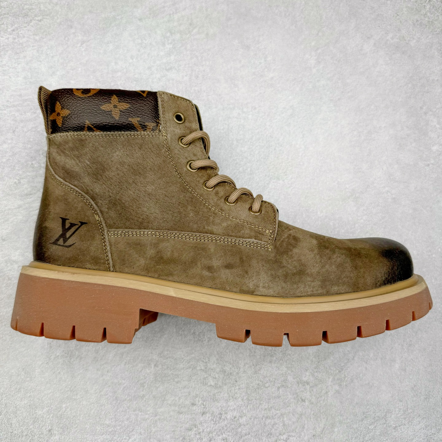 Lv x Timberland Lv联名添柏岚大黄靴 顶奢流量品牌与时代经典的结合之作 #代购专供品质 高弹Modern 外置防滑橡塑发泡超轻大底 系带设计 穿脱十分方便 采用TPU模压定型真皮鞋面材质#EVA轻翼科技外底具有防滑,耐磨和良好的弹性 Pharrell Williams充分发挥了作为Louis Vuitton创意总监的角色 这款鞋重新定义了 6英寸大黄靴的经典设计 致敬1996年Grandmaster Flash经典黄靴造型 原厂五金鞋带扣 工艺全新升级 中山大厂代工 原单进口皮料 独立私模大底，正确logo， 原装一致头层磨砂皮 搭配经典老花领口 全新原厂包装鞋盒 市场独家供应 尺码：38-44（皮鞋码）-选品中心