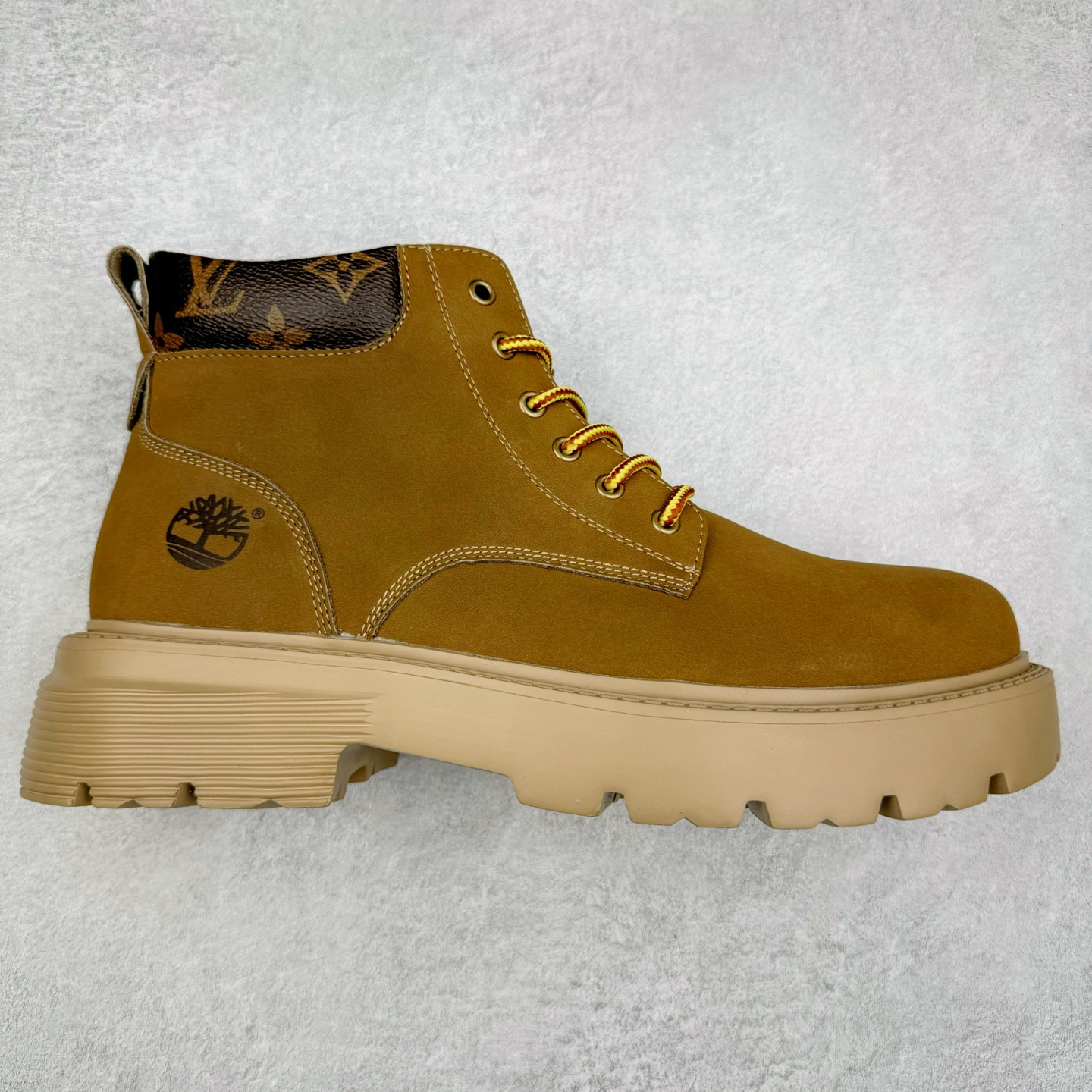 Lv x Timberland Lv联名添柏岚大黄靴 顶奢流量品牌与时代经典的结合之作 #代购专供品质 高弹Modern 外置防滑橡塑发泡超轻大底 系带设计 穿脱十分方便 采用TPU模压定型真皮鞋面材质#EVA轻翼科技外底具有防滑,耐磨和良好的弹性 Pharrell Williams充分发挥了作为Louis Vuitton创意总监的角色 这款鞋重新定义了 6英寸大黄靴的经典设计 致敬1996年Grandmaster Flash经典黄靴造型 原厂五金鞋带扣 工艺全新升级 中山大厂代工 原单进口皮料 独立私模大底，正确logo， 原装一致头层磨砂皮 搭配经典老花领口 全新原厂包装鞋盒 市场独家供应 尺码：38-44（皮鞋码）-选品中心