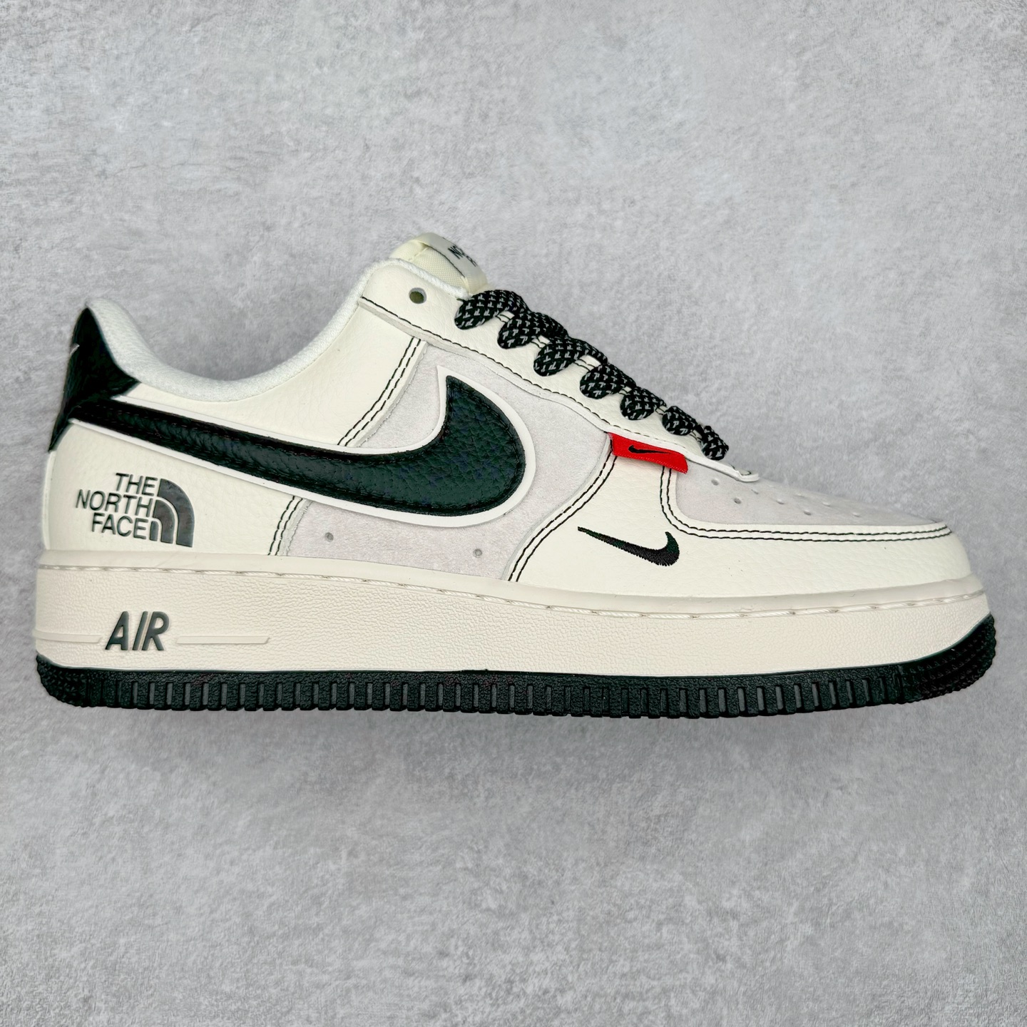 NK Air Force 1´07 Low 空军一号低帮百搭休闲运动板鞋 BB7518-010 柔软、弹性十足的缓震性能和出色的中底设计 横跨复古与现代的外型结合 造就出风靡全球 三十多年的Force 1 直到今天还深受青睐 尺码：36 36.5 37.5 38 38.5 39 40 40.5 41 42 42.5 43 44 44.5 45-选品中心