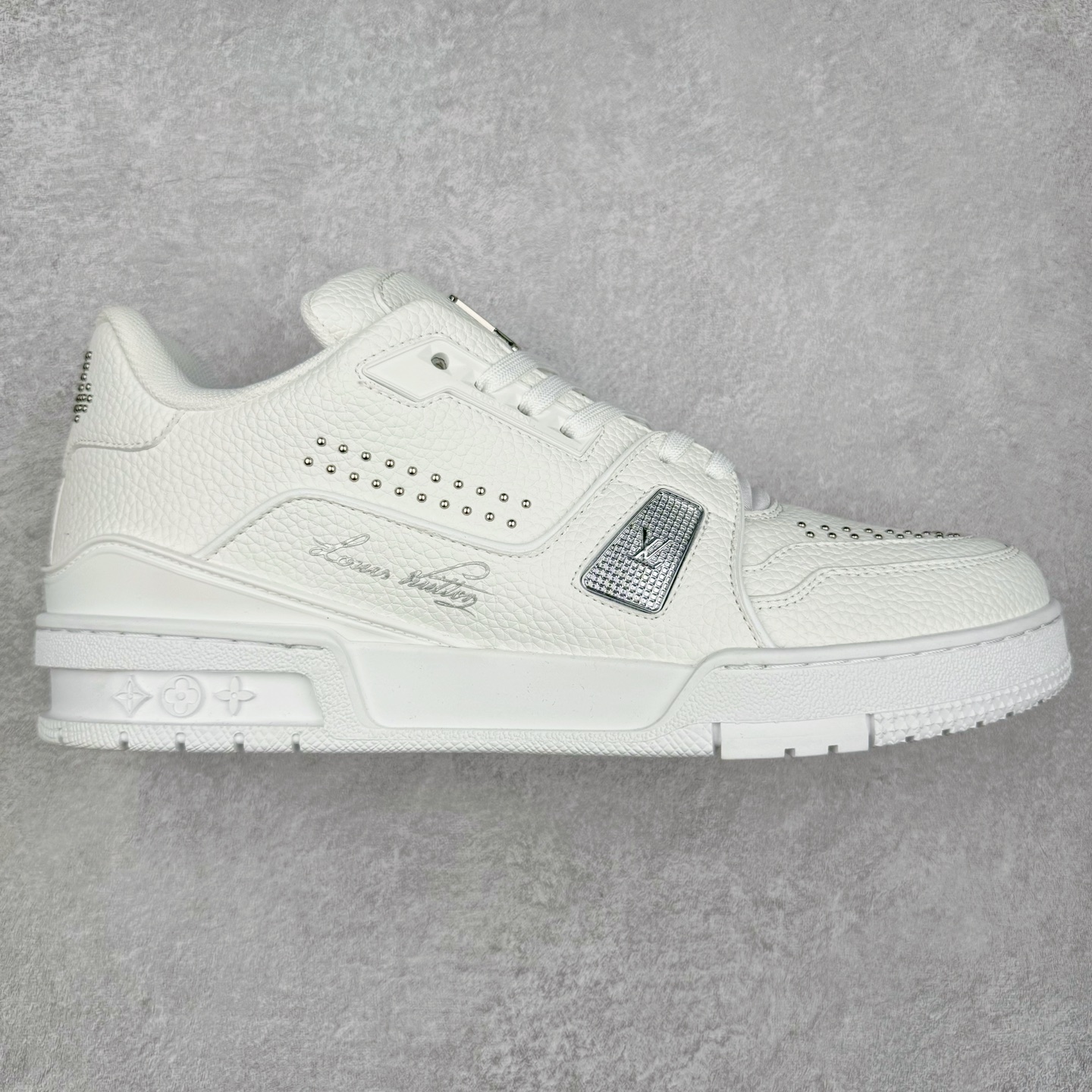 ＃K1 Louis Vuitton Trainer lv时装走秀运动鞋 完美鞋型超高的清洁度 零毛边线头瑕疵 全套原楦原纸版原鞋开模 全网最具灵魂的版型 正确原装黄色鞋盒 正确中底印花 鞋面印花3D高频深度立体 全鞋电脑针车 紧密相连 针距密度一致 环保乳胶注塑鞋垫 厚度脚感还原原版 皮面裁剪部位 统一油边封口工艺 原装橡胶大底含胶量大底组合零偏差 专柜全套包装 防尘袋 说明书 质保卡 男女鞋 尺码：35 36 37 38 39 40 41 42 43 44 45-选品中心