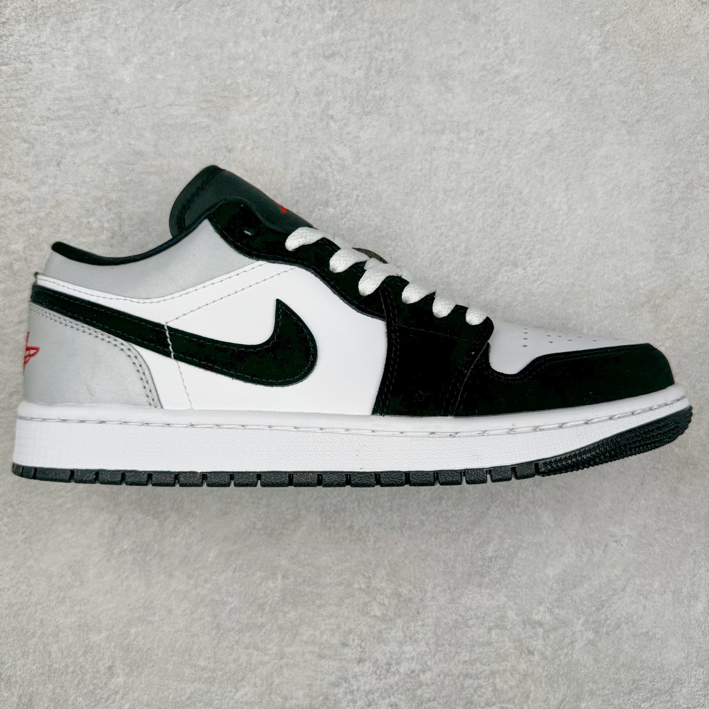 ＃K版 Air Jordan AJ1 Low 低帮 黑白 HF3148-106 全新流水线出品 DT版本唯一平替选择 市场第二梯队最强版 全部原鞋开发 原楦原纸板开发 全鞋电脑针车 原厂内置全掌气垫 原盒内在原标 唯一Zp原版鞋带绑法 免检产品 全新2022版型 全头层皮料 完美零毛边处理 原厂配置全掌气垫 价格定位良心 几十个配色陆续出货 尺码：36 36.5 37.5 38 38.5 39 40 40.5 41 42 42.5 43 44 44.5 45 46 47.5-选品中心