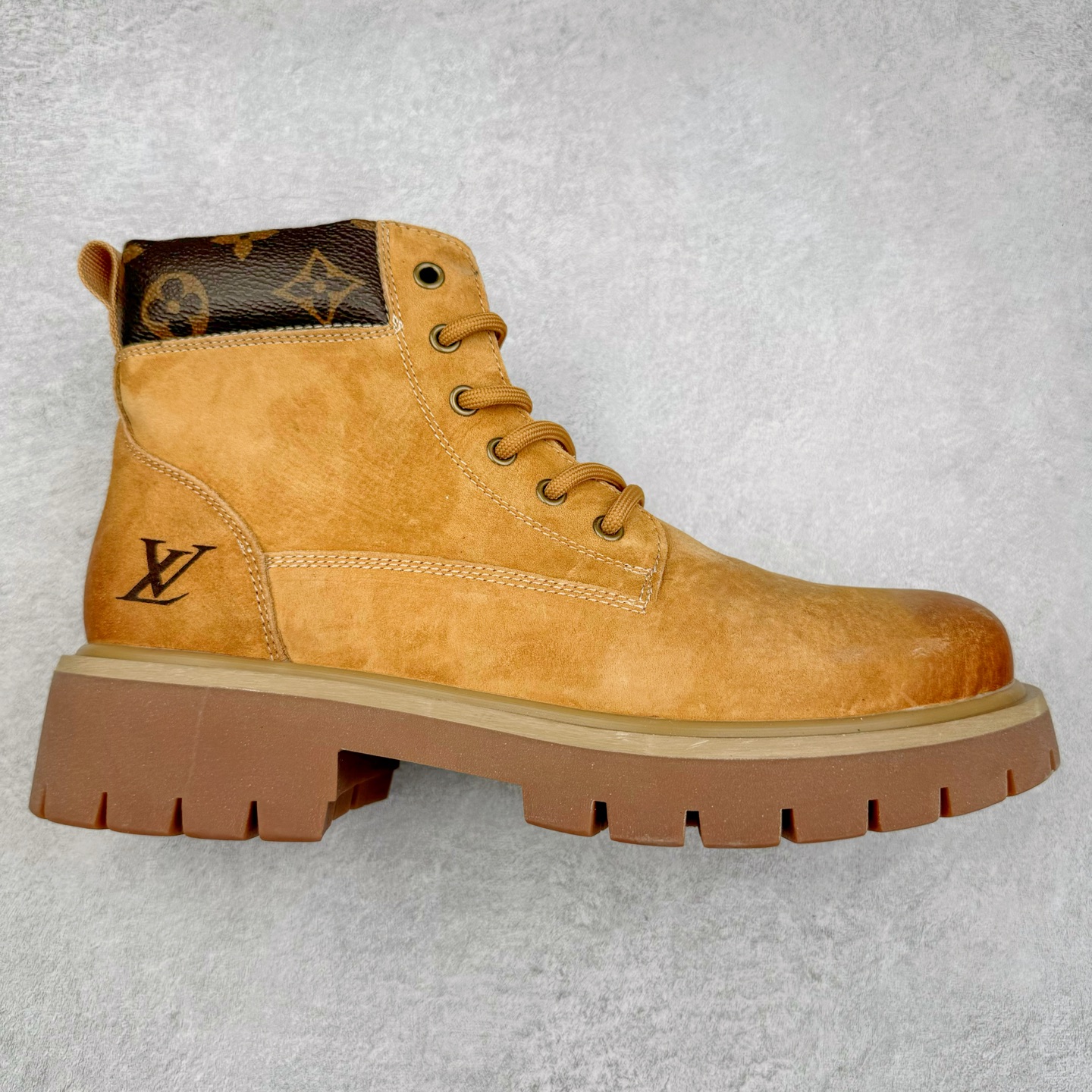 Lv x Timberland Lv联名添柏岚大黄靴 顶奢流量品牌与时代经典的结合之作 #代购专供品质 高弹Modern 外置防滑橡塑发泡超轻大底 系带设计 穿脱十分方便 采用TPU模压定型真皮鞋面材质#EVA轻翼科技外底具有防滑,耐磨和良好的弹性 Pharrell Williams充分发挥了作为Louis Vuitton创意总监的角色 这款鞋重新定义了 6英寸大黄靴的经典设计 致敬1996年Grandmaster Flash经典黄靴造型 原厂五金鞋带扣 工艺全新升级 中山大厂代工 原单进口皮料 独立私模大底，正确logo， 原装一致头层磨砂皮 搭配经典老花领口 全新原厂包装鞋盒 市场独家供应 尺码：38-44（皮鞋码）-选品中心