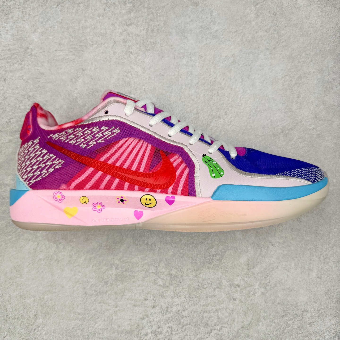 NK Sabrina 2 \’lonic\’ 萨布丽娜二代签名减震防滑低帮篮球鞋 FQ2174-103 灵感来自 lonescu 的罗马尼亚传统 在前掌和鞋眼处采用特殊图案 向传统的罗马尼亚艺术和建筑致敬 它配备了全掌 NK React 缓震系统 并在前脚掌处配备了 Zoom Air 气垫 大胆的任何人任何地方 信息嵌入中底 象征着 lonescu的竞争精神以及她相信梦想家可以来自任何地方 该鞋还包括带锁定中足束带系统 以帮助固定脚部 Sabrina 1 的这款产品采用光子粉尘、无烟煤色、紫红色梦幻、浅烟灰色和浅骨色配色方案 尺码：40 40.5 41 42 42.5 43 44 44.5 45 46-选品中心