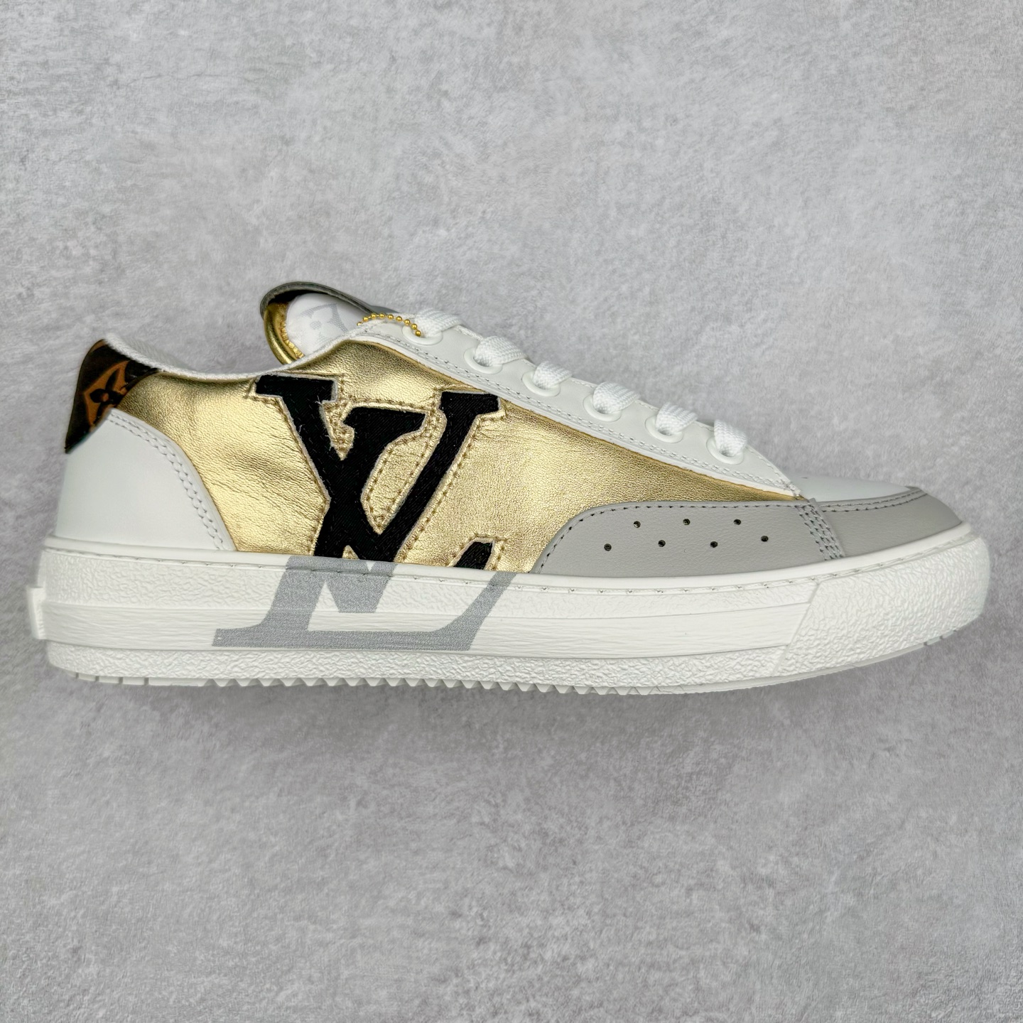 Louis Vuitton 路易威登 lv Time Out 低帮时尚运动板鞋 为舒软小牛皮革压印金属质感 Monogram 图案 再令 Louis 和vuitton 装饰点缀鞋带 与卢勒克斯金属线共同 释放莹泽光芒 搭配后部 Monogram帆布饰边和加厚胎面橡胶外底 鞋面胎牛皮和进口PVC制裁而成 高密度进口电脑车线工艺、经典LOGO跟PVC完美结合 原版大底开模 内里采用进口羊皮 超软皮内里+鞋垫 最新LV/路易威登 杨幂 关晓彤 官方等多明星网红同款 快手抖音等多平台热推 尺码：35 36 37 38 39 40 41 42 43 44-选品中心