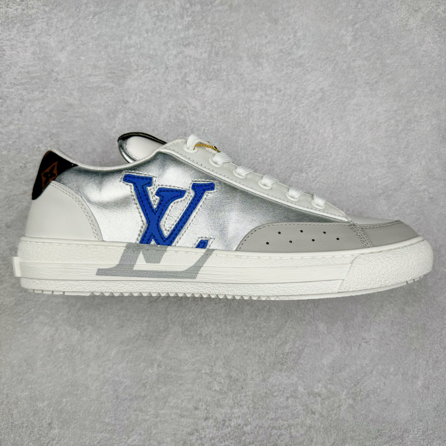 图片[5]-Louis Vuitton 路易威登 lv Time Out 低帮时尚运动板鞋 为舒软小牛皮革压印金属质感 Monogram 图案 再令 Louis 和vuitton 装饰点缀鞋带 与卢勒克斯金属线共同 释放莹泽光芒 搭配后部 Monogram帆布饰边和加厚胎面橡胶外底 鞋面胎牛皮和进口PVC制裁而成 高密度进口电脑车线工艺、经典LOGO跟PVC完美结合 原版大底开模 内里采用进口羊皮 超软皮内里+鞋垫 最新LV/路易威登 杨幂 关晓彤 官方等多明星网红同款 快手抖音等多平台热推 尺码：35 36 37 38 39 40 41 42 43 44-选品中心