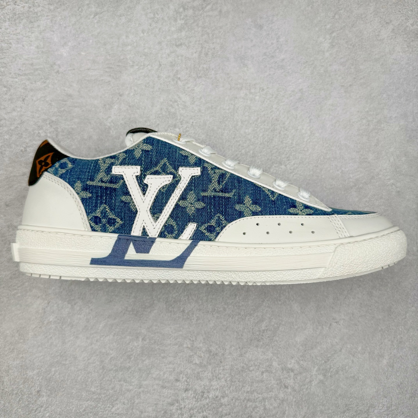 图片[7]-Louis Vuitton 路易威登 lv Time Out 低帮时尚运动板鞋 为舒软小牛皮革压印金属质感 Monogram 图案 再令 Louis 和vuitton 装饰点缀鞋带 与卢勒克斯金属线共同 释放莹泽光芒 搭配后部 Monogram帆布饰边和加厚胎面橡胶外底 鞋面胎牛皮和进口PVC制裁而成 高密度进口电脑车线工艺、经典LOGO跟PVC完美结合 原版大底开模 内里采用进口羊皮 超软皮内里+鞋垫 最新LV/路易威登 杨幂 关晓彤 官方等多明星网红同款 快手抖音等多平台热推 尺码：35 36 37 38 39 40 41 42 43 44-选品中心