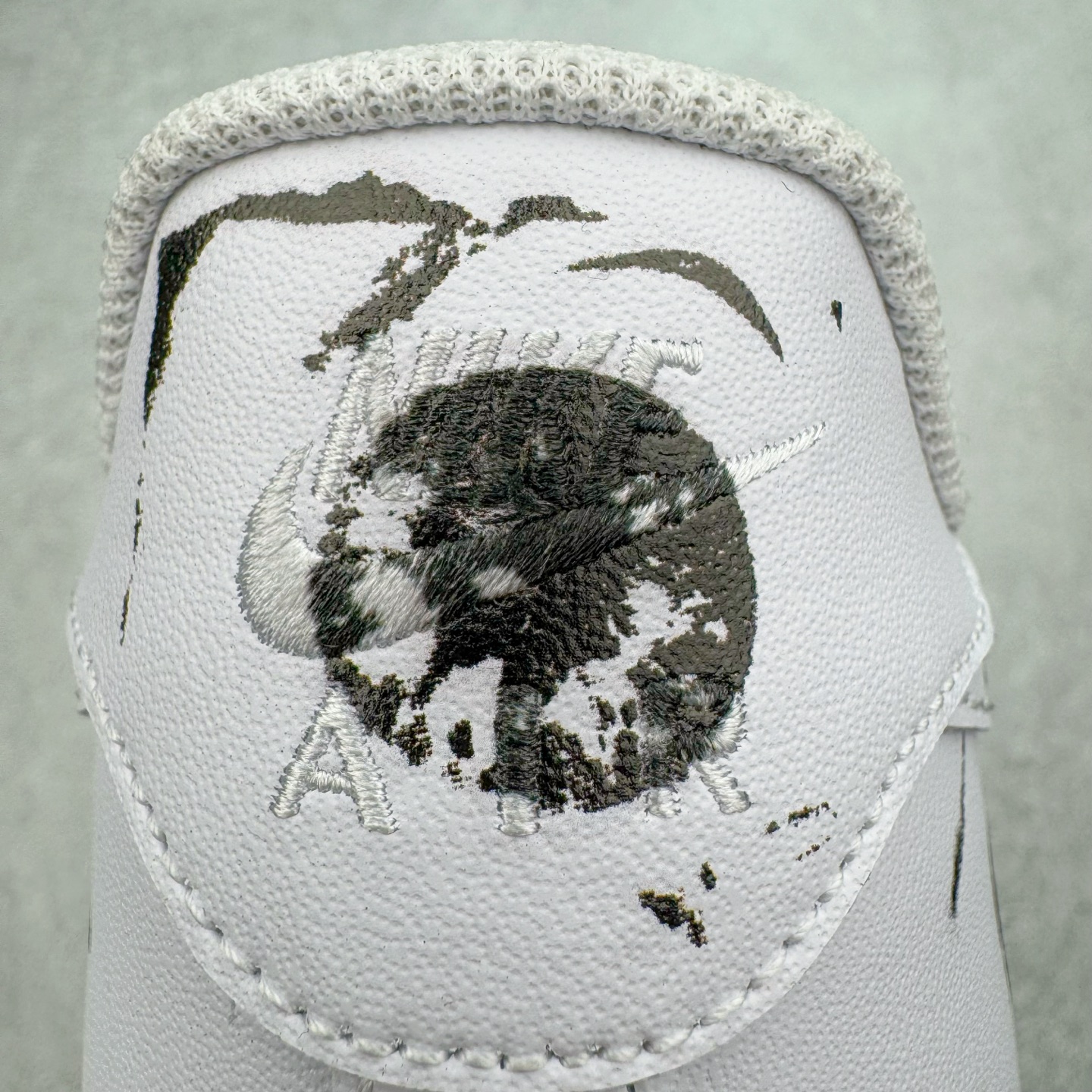 图片[17]-＃GX纯原 CDG x Supreme x NK Air Force 1 Supreme Comme des Garcons Shirt 空军一号低帮板鞋 三方联名白黑六眼 923044-100 经典老鞋 完美复刻 不规则波浪大底咬花 全鞋电脑针车 工整有序 视觉效果满分 原厂拉帮手法 标准四线 密度针距针孔大小控制到位 原装反口里网布海绵 正确卡色网眼大小 新版鞋撑改用纸团代替 原厂港宝加持完美还原灵魂版型 原盒原配从里到外百分百还原 原厂全头层原厂皮料 原标原盒 内置Sole气垫 中底白色背胶 中底划线 已经无限的接近公司 原厂楦头 原厂刺绣 后跟弧度修正 独家私模最大开发到48.5 尺码：40 40.5 41 42 42.5 43 44 44.5 45 46 47.5 48.5-选品中心