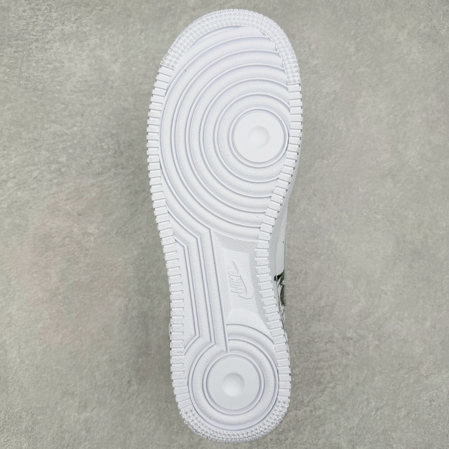 图片[9]-＃GX纯原 CDG x Supreme x NK Air Force 1 Supreme Comme des Garcons Shirt 空军一号低帮板鞋 三方联名白黑六眼 923044-100 经典老鞋 完美复刻 不规则波浪大底咬花 全鞋电脑针车 工整有序 视觉效果满分 原厂拉帮手法 标准四线 密度针距针孔大小控制到位 原装反口里网布海绵 正确卡色网眼大小 新版鞋撑改用纸团代替 原厂港宝加持完美还原灵魂版型 原盒原配从里到外百分百还原 原厂全头层原厂皮料 原标原盒 内置Sole气垫 中底白色背胶 中底划线 已经无限的接近公司 原厂楦头 原厂刺绣 后跟弧度修正 独家私模最大开发到48.5 尺码：40 40.5 41 42 42.5 43 44 44.5 45 46 47.5 48.5-选品中心