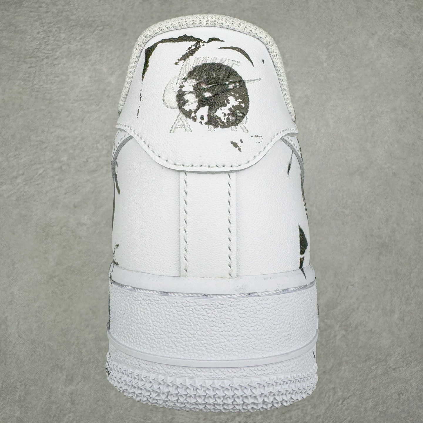 图片[8]-＃GX纯原 CDG x Supreme x NK Air Force 1 Supreme Comme des Garcons Shirt 空军一号低帮板鞋 三方联名白黑六眼 923044-100 经典老鞋 完美复刻 不规则波浪大底咬花 全鞋电脑针车 工整有序 视觉效果满分 原厂拉帮手法 标准四线 密度针距针孔大小控制到位 原装反口里网布海绵 正确卡色网眼大小 新版鞋撑改用纸团代替 原厂港宝加持完美还原灵魂版型 原盒原配从里到外百分百还原 原厂全头层原厂皮料 原标原盒 内置Sole气垫 中底白色背胶 中底划线 已经无限的接近公司 原厂楦头 原厂刺绣 后跟弧度修正 独家私模最大开发到48.5 尺码：40 40.5 41 42 42.5 43 44 44.5 45 46 47.5 48.5-选品中心