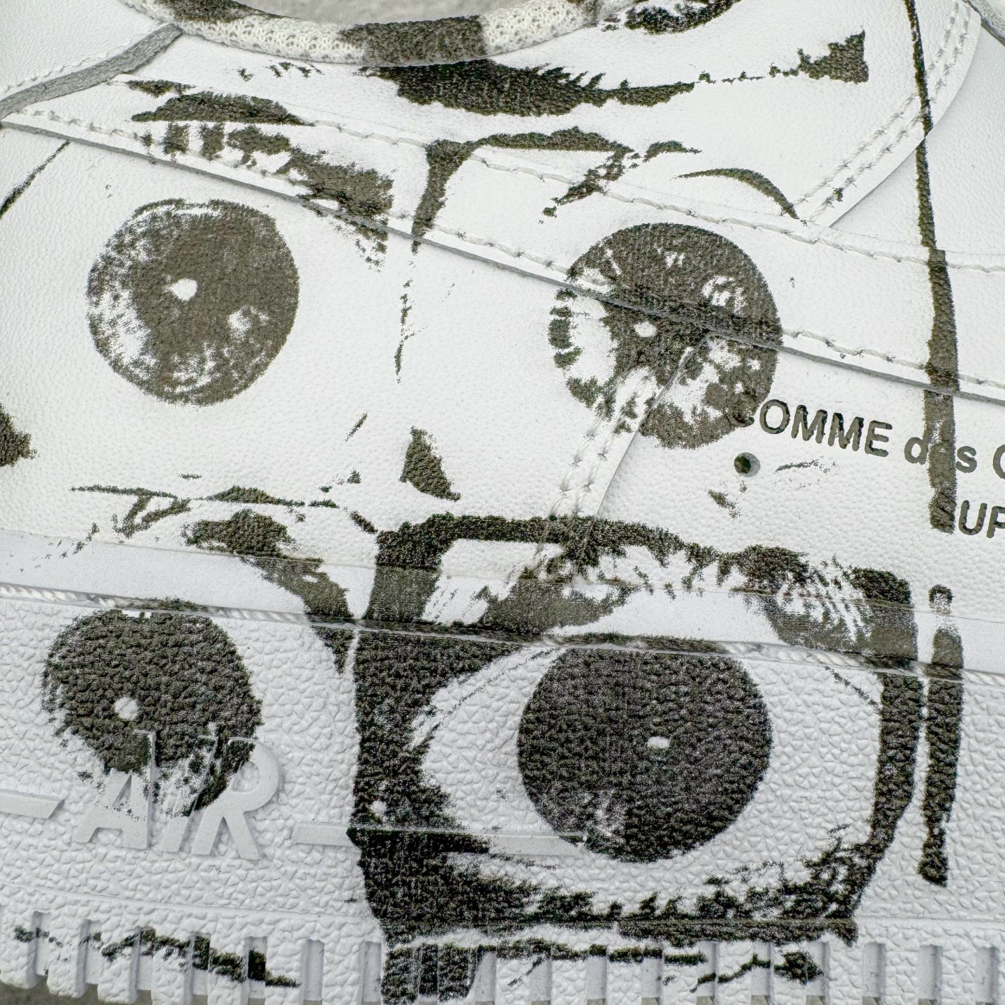 图片[18]-＃GX纯原 CDG x Supreme x NK Air Force 1 Supreme Comme des Garcons Shirt 空军一号低帮板鞋 三方联名白黑六眼 923044-100 经典老鞋 完美复刻 不规则波浪大底咬花 全鞋电脑针车 工整有序 视觉效果满分 原厂拉帮手法 标准四线 密度针距针孔大小控制到位 原装反口里网布海绵 正确卡色网眼大小 新版鞋撑改用纸团代替 原厂港宝加持完美还原灵魂版型 原盒原配从里到外百分百还原 原厂全头层原厂皮料 原标原盒 内置Sole气垫 中底白色背胶 中底划线 已经无限的接近公司 原厂楦头 原厂刺绣 后跟弧度修正 独家私模最大开发到48.5 尺码：40 40.5 41 42 42.5 43 44 44.5 45 46 47.5 48.5-选品中心