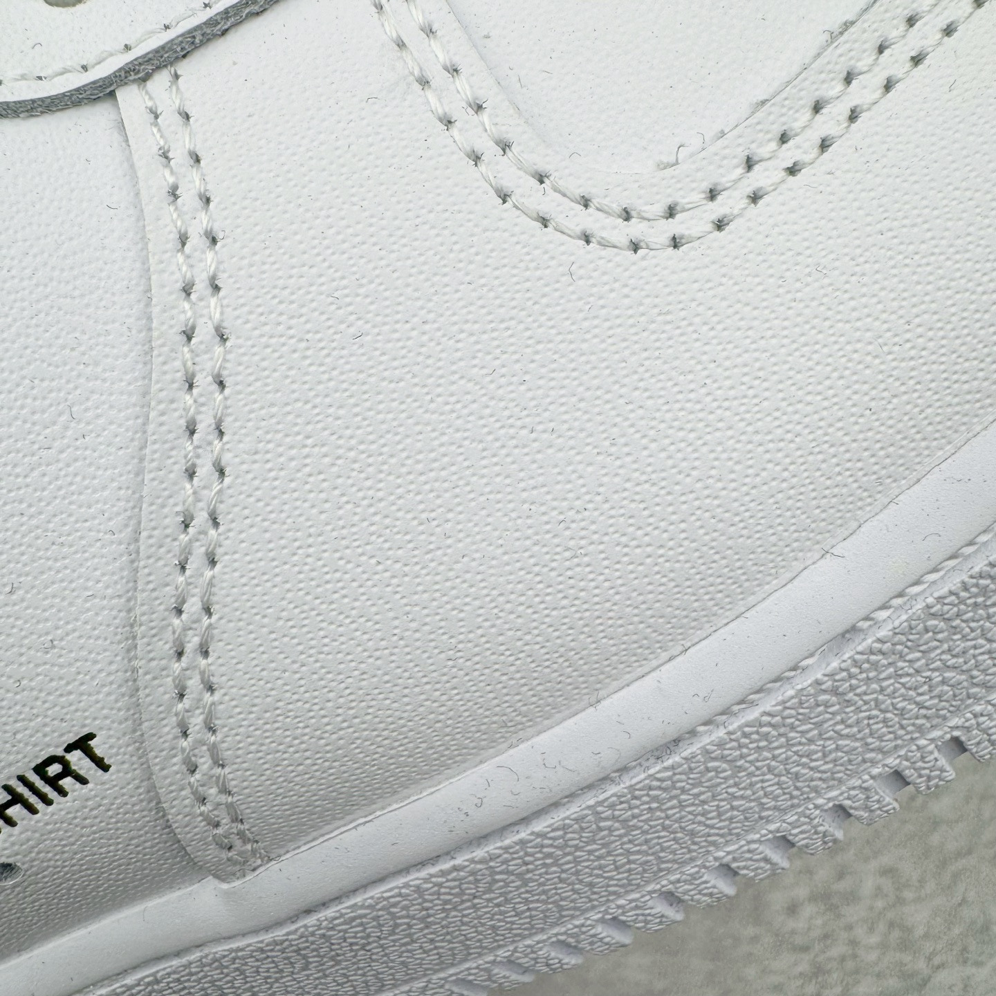 图片[20]-＃GX纯原 CDG x Supreme x NK Air Force 1 Supreme Comme des Garcons Shirt 空军一号低帮板鞋 三方联名白黑六眼 923044-100 经典老鞋 完美复刻 不规则波浪大底咬花 全鞋电脑针车 工整有序 视觉效果满分 原厂拉帮手法 标准四线 密度针距针孔大小控制到位 原装反口里网布海绵 正确卡色网眼大小 新版鞋撑改用纸团代替 原厂港宝加持完美还原灵魂版型 原盒原配从里到外百分百还原 原厂全头层原厂皮料 原标原盒 内置Sole气垫 中底白色背胶 中底划线 已经无限的接近公司 原厂楦头 原厂刺绣 后跟弧度修正 独家私模最大开发到48.5 尺码：40 40.5 41 42 42.5 43 44 44.5 45 46 47.5 48.5-选品中心