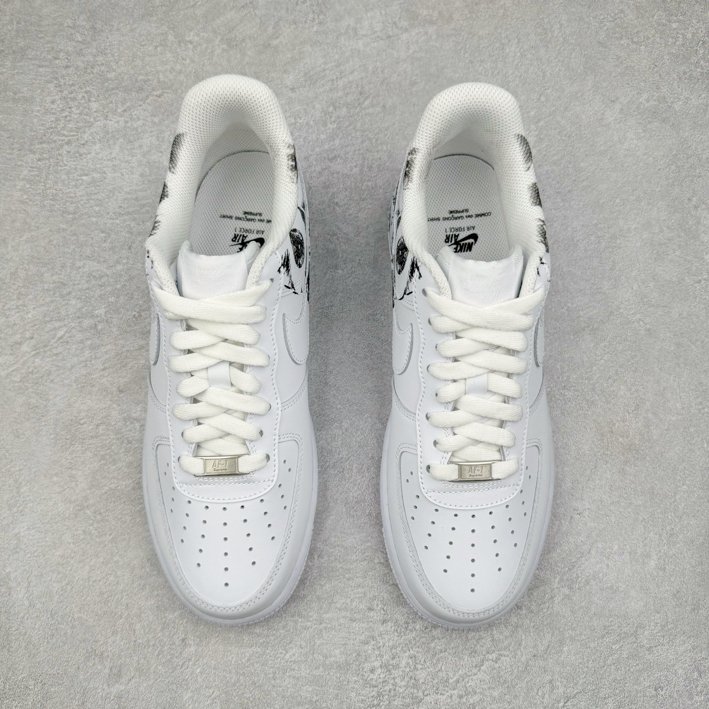 图片[2]-＃GX纯原 CDG x Supreme x NK Air Force 1 Supreme Comme des Garcons Shirt 空军一号低帮板鞋 三方联名白黑六眼 923044-100 经典老鞋 完美复刻 不规则波浪大底咬花 全鞋电脑针车 工整有序 视觉效果满分 原厂拉帮手法 标准四线 密度针距针孔大小控制到位 原装反口里网布海绵 正确卡色网眼大小 新版鞋撑改用纸团代替 原厂港宝加持完美还原灵魂版型 原盒原配从里到外百分百还原 原厂全头层原厂皮料 原标原盒 内置Sole气垫 中底白色背胶 中底划线 已经无限的接近公司 原厂楦头 原厂刺绣 后跟弧度修正 独家私模最大开发到48.5 尺码：40 40.5 41 42 42.5 43 44 44.5 45 46 47.5 48.5-选品中心