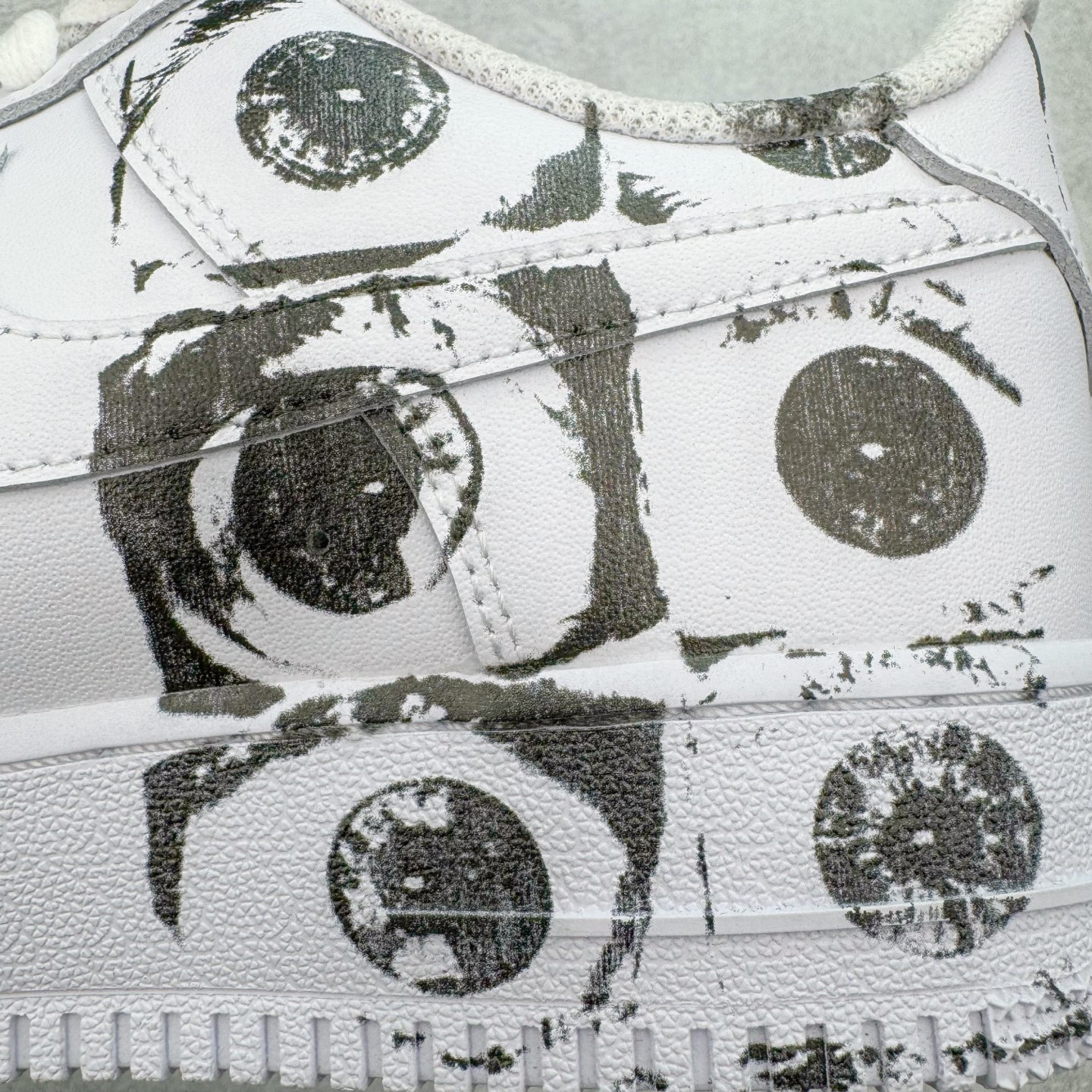 图片[16]-＃GX纯原 CDG x Supreme x NK Air Force 1 Supreme Comme des Garcons Shirt 空军一号低帮板鞋 三方联名白黑六眼 923044-100 经典老鞋 完美复刻 不规则波浪大底咬花 全鞋电脑针车 工整有序 视觉效果满分 原厂拉帮手法 标准四线 密度针距针孔大小控制到位 原装反口里网布海绵 正确卡色网眼大小 新版鞋撑改用纸团代替 原厂港宝加持完美还原灵魂版型 原盒原配从里到外百分百还原 原厂全头层原厂皮料 原标原盒 内置Sole气垫 中底白色背胶 中底划线 已经无限的接近公司 原厂楦头 原厂刺绣 后跟弧度修正 独家私模最大开发到48.5 尺码：40 40.5 41 42 42.5 43 44 44.5 45 46 47.5 48.5-选品中心