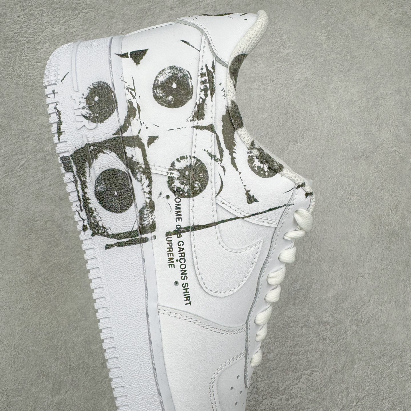 图片[6]-＃GX纯原 CDG x Supreme x NK Air Force 1 Supreme Comme des Garcons Shirt 空军一号低帮板鞋 三方联名白黑六眼 923044-100 经典老鞋 完美复刻 不规则波浪大底咬花 全鞋电脑针车 工整有序 视觉效果满分 原厂拉帮手法 标准四线 密度针距针孔大小控制到位 原装反口里网布海绵 正确卡色网眼大小 新版鞋撑改用纸团代替 原厂港宝加持完美还原灵魂版型 原盒原配从里到外百分百还原 原厂全头层原厂皮料 原标原盒 内置Sole气垫 中底白色背胶 中底划线 已经无限的接近公司 原厂楦头 原厂刺绣 后跟弧度修正 独家私模最大开发到48.5 尺码：40 40.5 41 42 42.5 43 44 44.5 45 46 47.5 48.5-选品中心