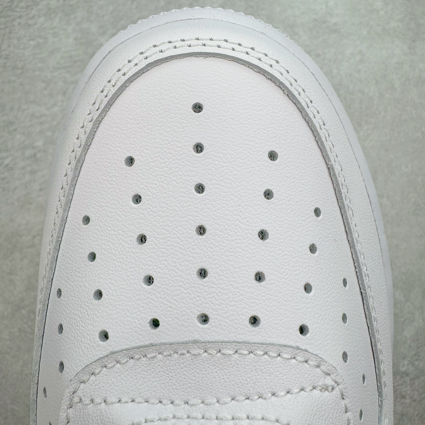 图片[15]-＃GX纯原 CDG x Supreme x NK Air Force 1 Supreme Comme des Garcons Shirt 空军一号低帮板鞋 三方联名白黑六眼 923044-100 经典老鞋 完美复刻 不规则波浪大底咬花 全鞋电脑针车 工整有序 视觉效果满分 原厂拉帮手法 标准四线 密度针距针孔大小控制到位 原装反口里网布海绵 正确卡色网眼大小 新版鞋撑改用纸团代替 原厂港宝加持完美还原灵魂版型 原盒原配从里到外百分百还原 原厂全头层原厂皮料 原标原盒 内置Sole气垫 中底白色背胶 中底划线 已经无限的接近公司 原厂楦头 原厂刺绣 后跟弧度修正 独家私模最大开发到48.5 尺码：40 40.5 41 42 42.5 43 44 44.5 45 46 47.5 48.5-选品中心