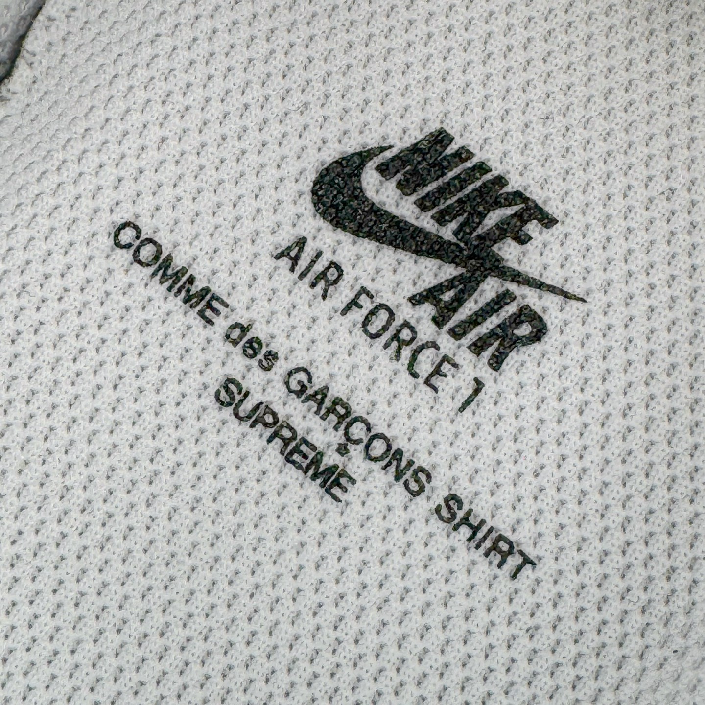 图片[13]-＃GX纯原 CDG x Supreme x NK Air Force 1 Supreme Comme des Garcons Shirt 空军一号低帮板鞋 三方联名白黑六眼 923044-100 经典老鞋 完美复刻 不规则波浪大底咬花 全鞋电脑针车 工整有序 视觉效果满分 原厂拉帮手法 标准四线 密度针距针孔大小控制到位 原装反口里网布海绵 正确卡色网眼大小 新版鞋撑改用纸团代替 原厂港宝加持完美还原灵魂版型 原盒原配从里到外百分百还原 原厂全头层原厂皮料 原标原盒 内置Sole气垫 中底白色背胶 中底划线 已经无限的接近公司 原厂楦头 原厂刺绣 后跟弧度修正 独家私模最大开发到48.5 尺码：40 40.5 41 42 42.5 43 44 44.5 45 46 47.5 48.5-选品中心