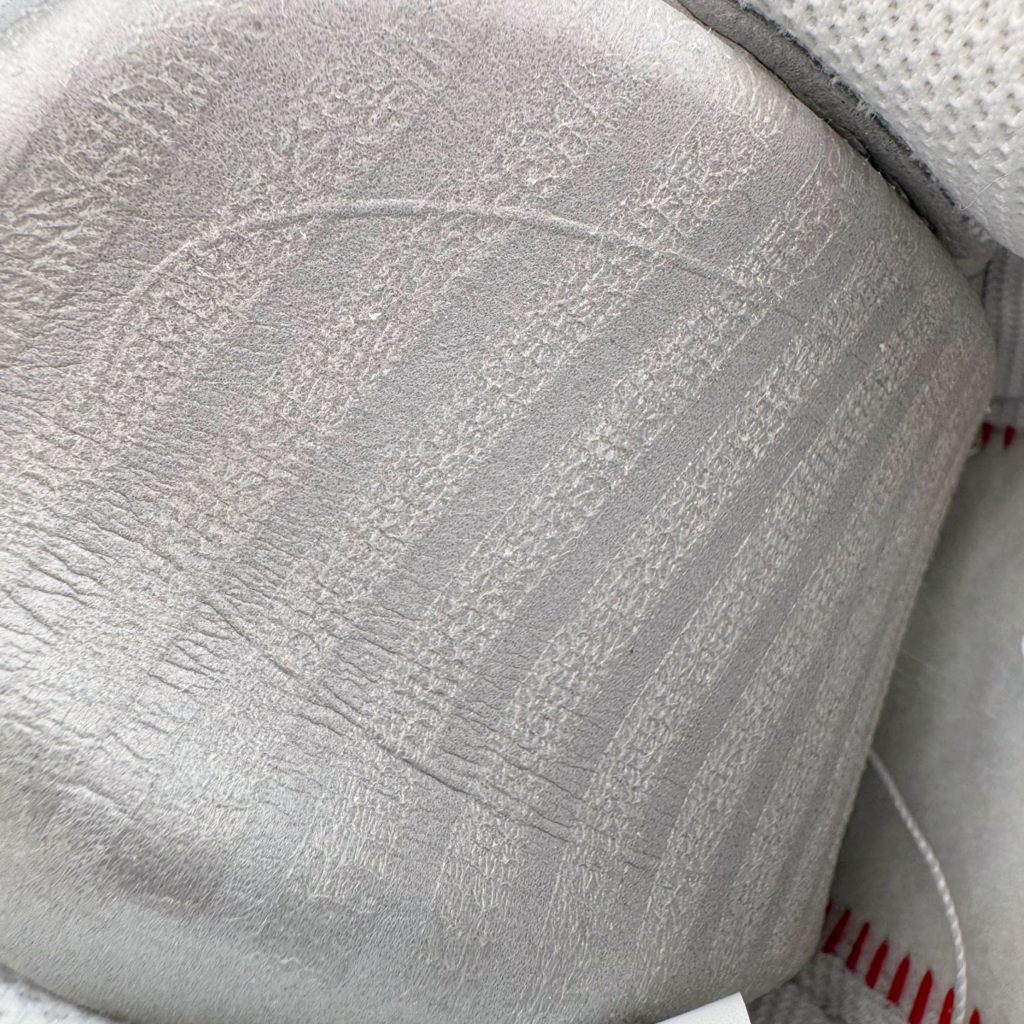 图片[11]-＃GX纯原 CDG x Supreme x NK Air Force 1 Supreme Comme des Garcons Shirt 空军一号低帮板鞋 三方联名白黑六眼 923044-100 经典老鞋 完美复刻 不规则波浪大底咬花 全鞋电脑针车 工整有序 视觉效果满分 原厂拉帮手法 标准四线 密度针距针孔大小控制到位 原装反口里网布海绵 正确卡色网眼大小 新版鞋撑改用纸团代替 原厂港宝加持完美还原灵魂版型 原盒原配从里到外百分百还原 原厂全头层原厂皮料 原标原盒 内置Sole气垫 中底白色背胶 中底划线 已经无限的接近公司 原厂楦头 原厂刺绣 后跟弧度修正 独家私模最大开发到48.5 尺码：40 40.5 41 42 42.5 43 44 44.5 45 46 47.5 48.5-选品中心