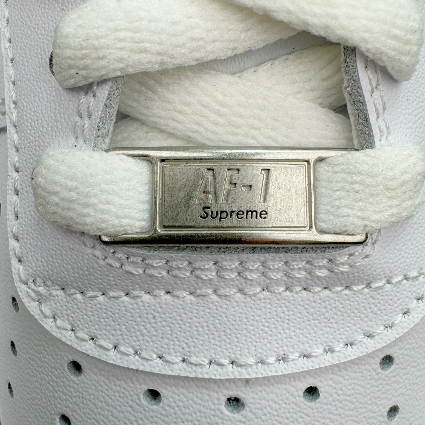 图片[14]-＃GX纯原 CDG x Supreme x NK Air Force 1 Supreme Comme des Garcons Shirt 空军一号低帮板鞋 三方联名白黑六眼 923044-100 经典老鞋 完美复刻 不规则波浪大底咬花 全鞋电脑针车 工整有序 视觉效果满分 原厂拉帮手法 标准四线 密度针距针孔大小控制到位 原装反口里网布海绵 正确卡色网眼大小 新版鞋撑改用纸团代替 原厂港宝加持完美还原灵魂版型 原盒原配从里到外百分百还原 原厂全头层原厂皮料 原标原盒 内置Sole气垫 中底白色背胶 中底划线 已经无限的接近公司 原厂楦头 原厂刺绣 后跟弧度修正 独家私模最大开发到48.5 尺码：40 40.5 41 42 42.5 43 44 44.5 45 46 47.5 48.5-选品中心