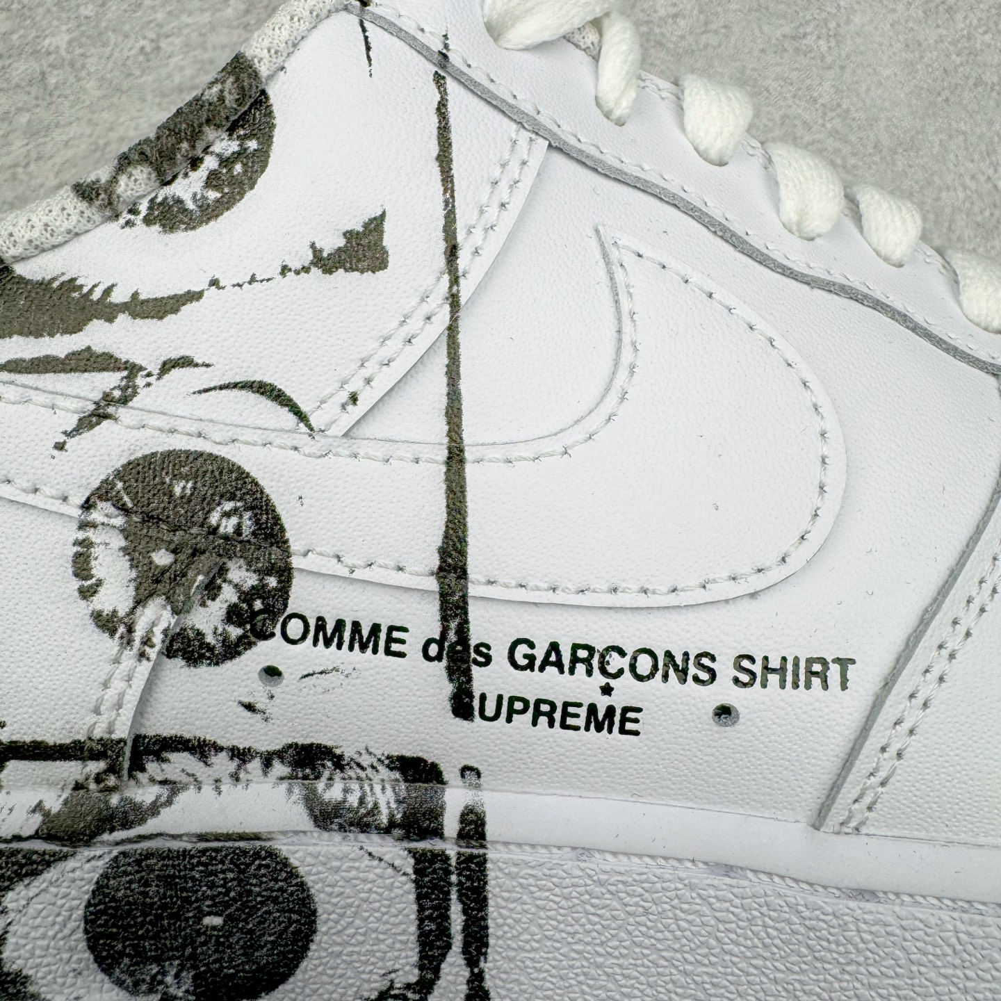 图片[19]-＃GX纯原 CDG x Supreme x NK Air Force 1 Supreme Comme des Garcons Shirt 空军一号低帮板鞋 三方联名白黑六眼 923044-100 经典老鞋 完美复刻 不规则波浪大底咬花 全鞋电脑针车 工整有序 视觉效果满分 原厂拉帮手法 标准四线 密度针距针孔大小控制到位 原装反口里网布海绵 正确卡色网眼大小 新版鞋撑改用纸团代替 原厂港宝加持完美还原灵魂版型 原盒原配从里到外百分百还原 原厂全头层原厂皮料 原标原盒 内置Sole气垫 中底白色背胶 中底划线 已经无限的接近公司 原厂楦头 原厂刺绣 后跟弧度修正 独家私模最大开发到48.5 尺码：40 40.5 41 42 42.5 43 44 44.5 45 46 47.5 48.5-选品中心