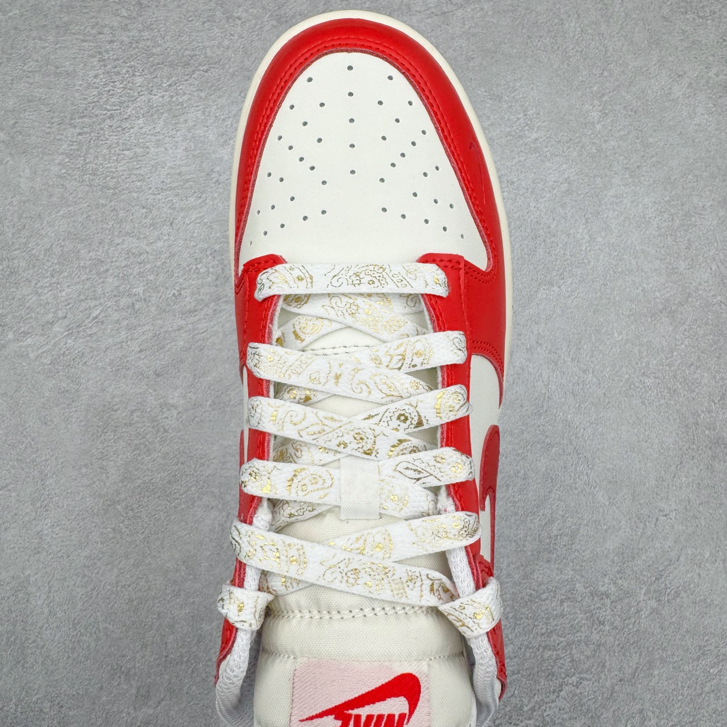 图片[4]-＃纯原 NK Dunk Low 金蛇献瑞 福运 蛇年限定 HJ3491-161 定制系列天花板 无原鞋不开发 全系列得物原鞋一比一校对开发 配色持续更新中 终端对接 优势输出 全套原厂楦头原纸板数据档案倾力打造 原汁原味莞产 极致还原 圈内最强针车工艺 高端零售指定版 广东原厂配套原盒原标 鞋盒分三个尺码段 原厂冲刀 超高清洁度 全鞋零毛边皮料切割 采用原厂百宏鞋带以及原厂百宏织唛舌标 内标可供原厂几率过验 进口原装条纹中底布 四线拉帮白色点胶 原厂拉帮手法遵循公司 原厂电绣 极致还原 尺码：35.5 36 36.5 37.5 38 38.5 39 40 40.5 41 42 42.5 43 44 44.5 45 46 47.5-选品中心