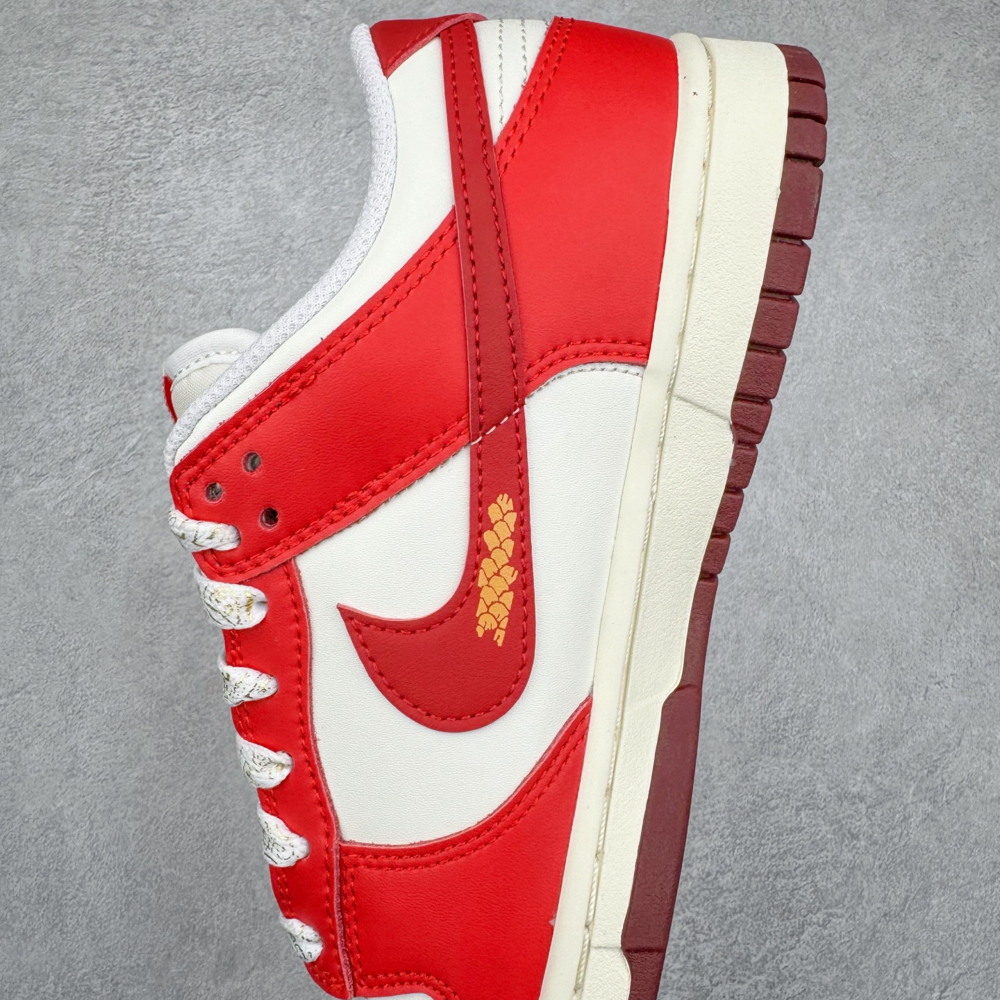 图片[7]-＃纯原 NK Dunk Low 金蛇献瑞 福运 蛇年限定 HJ3491-161 定制系列天花板 无原鞋不开发 全系列得物原鞋一比一校对开发 配色持续更新中 终端对接 优势输出 全套原厂楦头原纸板数据档案倾力打造 原汁原味莞产 极致还原 圈内最强针车工艺 高端零售指定版 广东原厂配套原盒原标 鞋盒分三个尺码段 原厂冲刀 超高清洁度 全鞋零毛边皮料切割 采用原厂百宏鞋带以及原厂百宏织唛舌标 内标可供原厂几率过验 进口原装条纹中底布 四线拉帮白色点胶 原厂拉帮手法遵循公司 原厂电绣 极致还原 尺码：35.5 36 36.5 37.5 38 38.5 39 40 40.5 41 42 42.5 43 44 44.5 45 46 47.5-选品中心