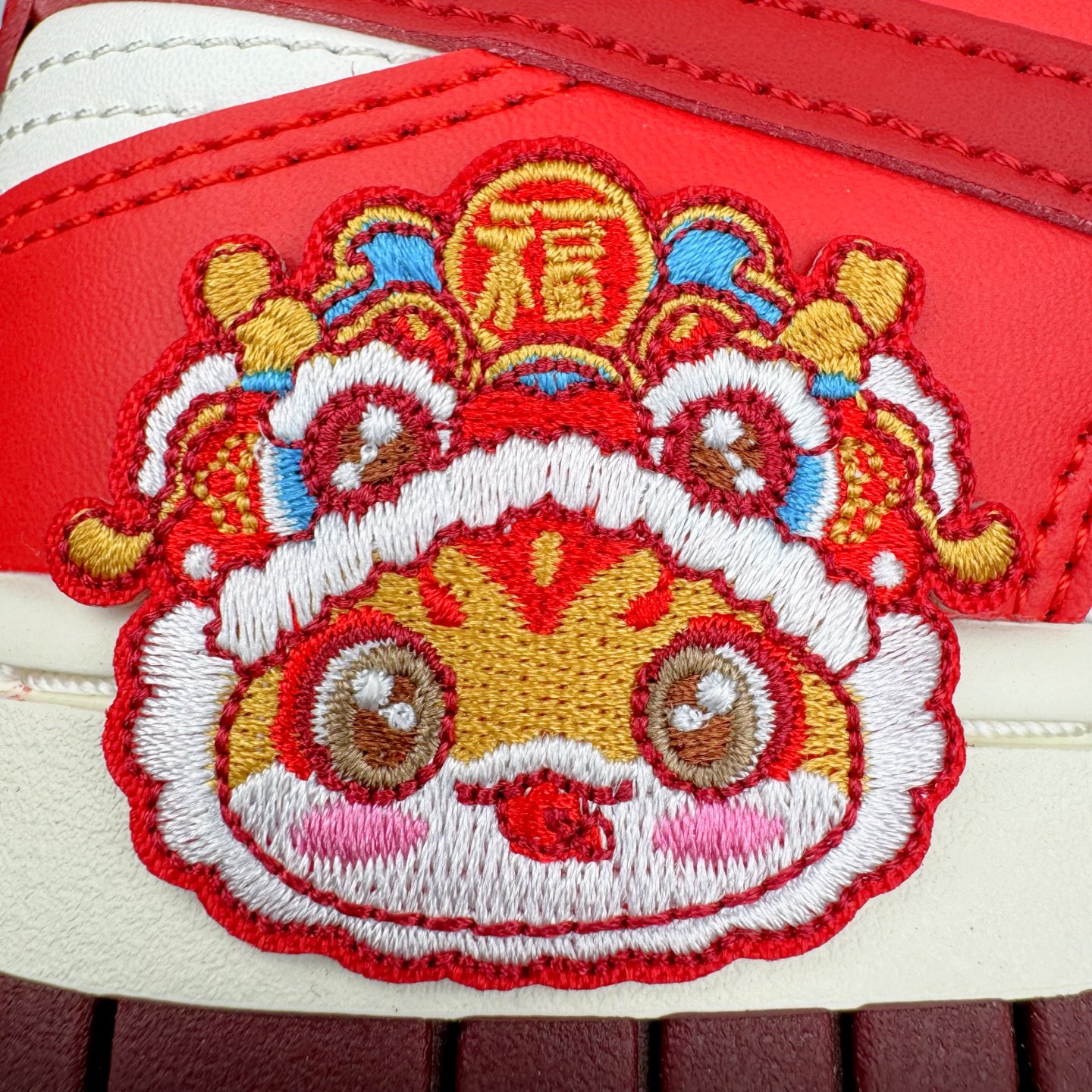 图片[19]-＃纯原 NK Dunk Low 金蛇献瑞 福运 蛇年限定 HJ3491-161 定制系列天花板 无原鞋不开发 全系列得物原鞋一比一校对开发 配色持续更新中 终端对接 优势输出 全套原厂楦头原纸板数据档案倾力打造 原汁原味莞产 极致还原 圈内最强针车工艺 高端零售指定版 广东原厂配套原盒原标 鞋盒分三个尺码段 原厂冲刀 超高清洁度 全鞋零毛边皮料切割 采用原厂百宏鞋带以及原厂百宏织唛舌标 内标可供原厂几率过验 进口原装条纹中底布 四线拉帮白色点胶 原厂拉帮手法遵循公司 原厂电绣 极致还原 尺码：35.5 36 36.5 37.5 38 38.5 39 40 40.5 41 42 42.5 43 44 44.5 45 46 47.5-选品中心