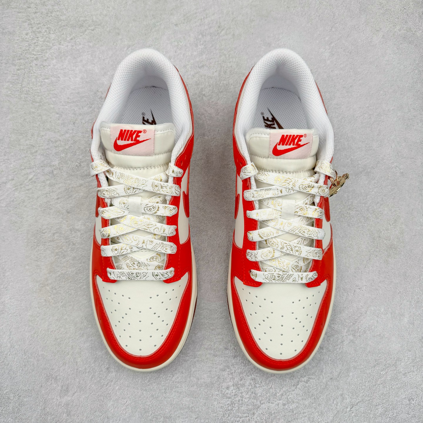 图片[2]-＃纯原 NK Dunk Low 金蛇献瑞 福运 蛇年限定 HJ3491-161 定制系列天花板 无原鞋不开发 全系列得物原鞋一比一校对开发 配色持续更新中 终端对接 优势输出 全套原厂楦头原纸板数据档案倾力打造 原汁原味莞产 极致还原 圈内最强针车工艺 高端零售指定版 广东原厂配套原盒原标 鞋盒分三个尺码段 原厂冲刀 超高清洁度 全鞋零毛边皮料切割 采用原厂百宏鞋带以及原厂百宏织唛舌标 内标可供原厂几率过验 进口原装条纹中底布 四线拉帮白色点胶 原厂拉帮手法遵循公司 原厂电绣 极致还原 尺码：35.5 36 36.5 37.5 38 38.5 39 40 40.5 41 42 42.5 43 44 44.5 45 46 47.5-选品中心