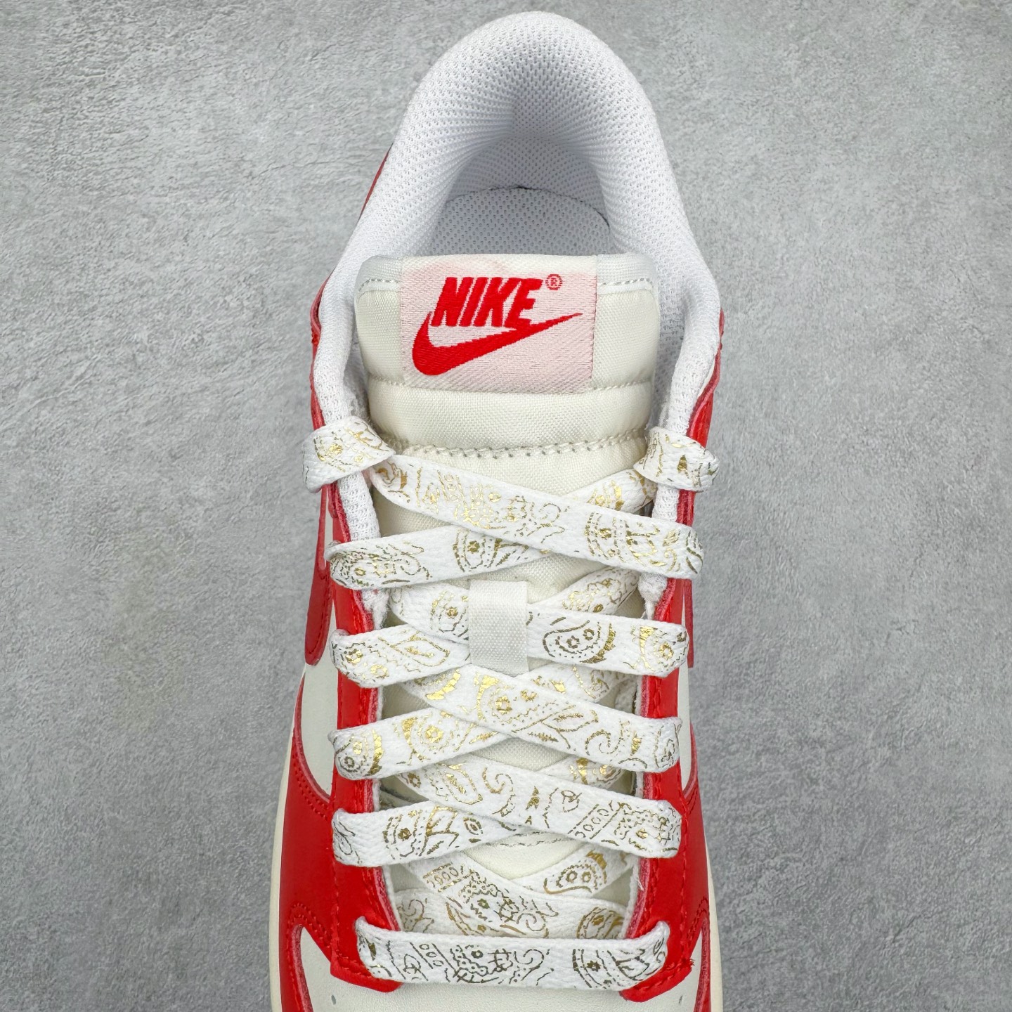 图片[5]-＃纯原 NK Dunk Low 金蛇献瑞 福运 蛇年限定 HJ3491-161 定制系列天花板 无原鞋不开发 全系列得物原鞋一比一校对开发 配色持续更新中 终端对接 优势输出 全套原厂楦头原纸板数据档案倾力打造 原汁原味莞产 极致还原 圈内最强针车工艺 高端零售指定版 广东原厂配套原盒原标 鞋盒分三个尺码段 原厂冲刀 超高清洁度 全鞋零毛边皮料切割 采用原厂百宏鞋带以及原厂百宏织唛舌标 内标可供原厂几率过验 进口原装条纹中底布 四线拉帮白色点胶 原厂拉帮手法遵循公司 原厂电绣 极致还原 尺码：35.5 36 36.5 37.5 38 38.5 39 40 40.5 41 42 42.5 43 44 44.5 45 46 47.5-选品中心