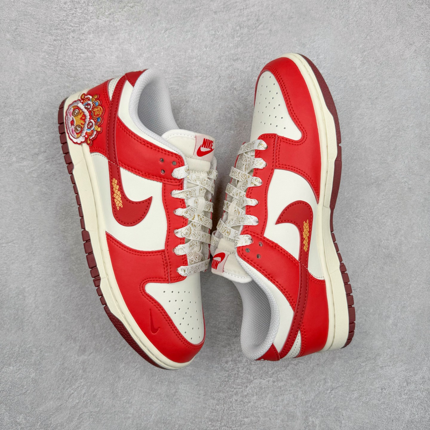 图片[3]-＃纯原 NK Dunk Low 金蛇献瑞 福运 蛇年限定 HJ3491-161 定制系列天花板 无原鞋不开发 全系列得物原鞋一比一校对开发 配色持续更新中 终端对接 优势输出 全套原厂楦头原纸板数据档案倾力打造 原汁原味莞产 极致还原 圈内最强针车工艺 高端零售指定版 广东原厂配套原盒原标 鞋盒分三个尺码段 原厂冲刀 超高清洁度 全鞋零毛边皮料切割 采用原厂百宏鞋带以及原厂百宏织唛舌标 内标可供原厂几率过验 进口原装条纹中底布 四线拉帮白色点胶 原厂拉帮手法遵循公司 原厂电绣 极致还原 尺码：35.5 36 36.5 37.5 38 38.5 39 40 40.5 41 42 42.5 43 44 44.5 45 46 47.5-选品中心