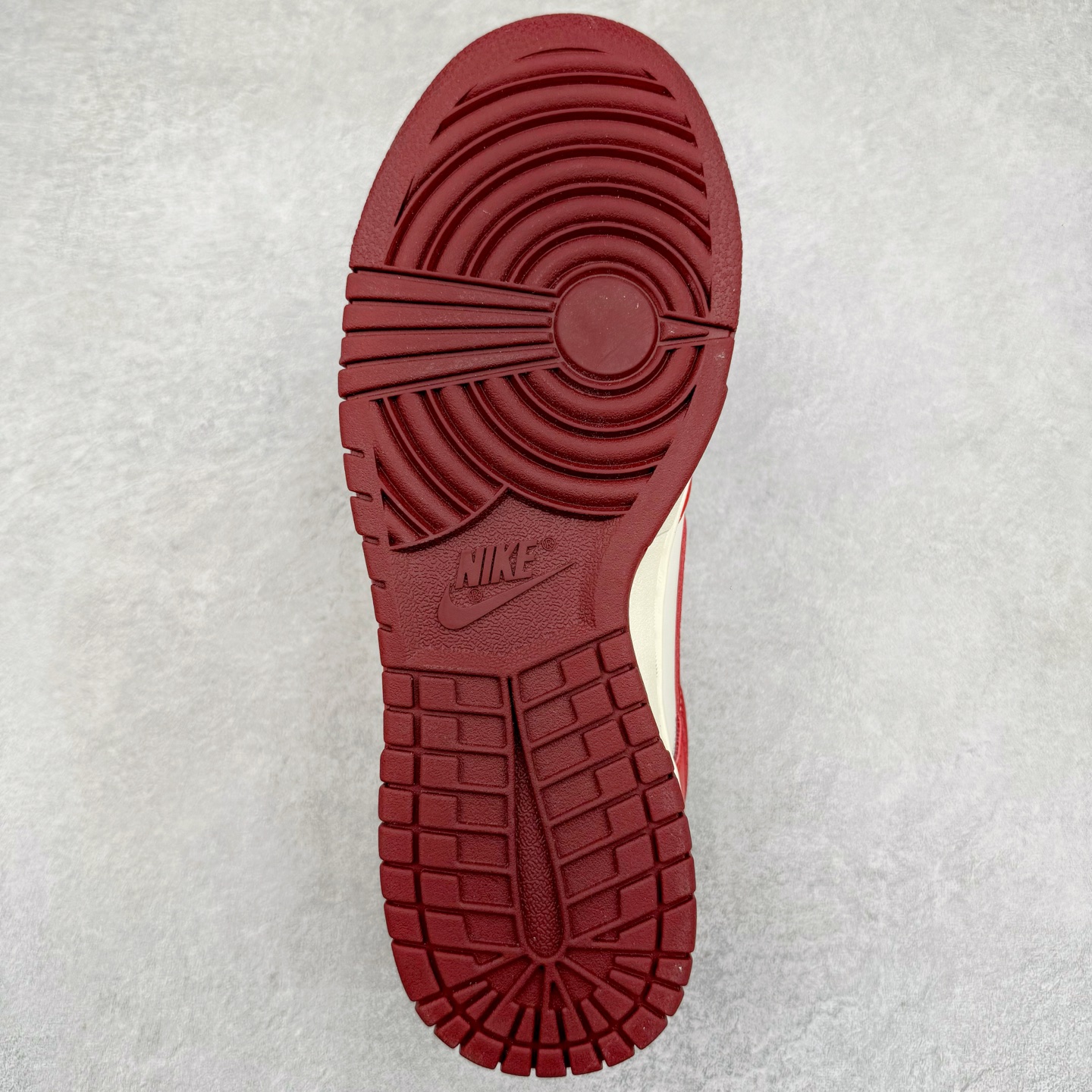 图片[9]-＃纯原 NK Dunk Low 金蛇献瑞 福运 蛇年限定 HJ3491-161 定制系列天花板 无原鞋不开发 全系列得物原鞋一比一校对开发 配色持续更新中 终端对接 优势输出 全套原厂楦头原纸板数据档案倾力打造 原汁原味莞产 极致还原 圈内最强针车工艺 高端零售指定版 广东原厂配套原盒原标 鞋盒分三个尺码段 原厂冲刀 超高清洁度 全鞋零毛边皮料切割 采用原厂百宏鞋带以及原厂百宏织唛舌标 内标可供原厂几率过验 进口原装条纹中底布 四线拉帮白色点胶 原厂拉帮手法遵循公司 原厂电绣 极致还原 尺码：35.5 36 36.5 37.5 38 38.5 39 40 40.5 41 42 42.5 43 44 44.5 45 46 47.5-选品中心