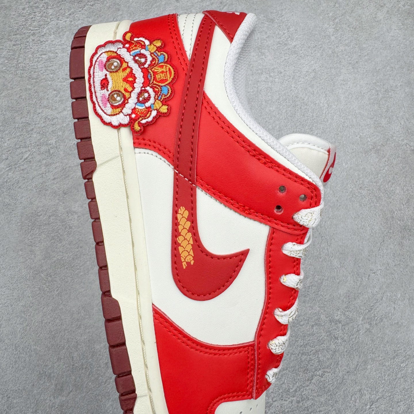 图片[6]-＃纯原 NK Dunk Low 金蛇献瑞 福运 蛇年限定 HJ3491-161 定制系列天花板 无原鞋不开发 全系列得物原鞋一比一校对开发 配色持续更新中 终端对接 优势输出 全套原厂楦头原纸板数据档案倾力打造 原汁原味莞产 极致还原 圈内最强针车工艺 高端零售指定版 广东原厂配套原盒原标 鞋盒分三个尺码段 原厂冲刀 超高清洁度 全鞋零毛边皮料切割 采用原厂百宏鞋带以及原厂百宏织唛舌标 内标可供原厂几率过验 进口原装条纹中底布 四线拉帮白色点胶 原厂拉帮手法遵循公司 原厂电绣 极致还原 尺码：35.5 36 36.5 37.5 38 38.5 39 40 40.5 41 42 42.5 43 44 44.5 45 46 47.5-选品中心
