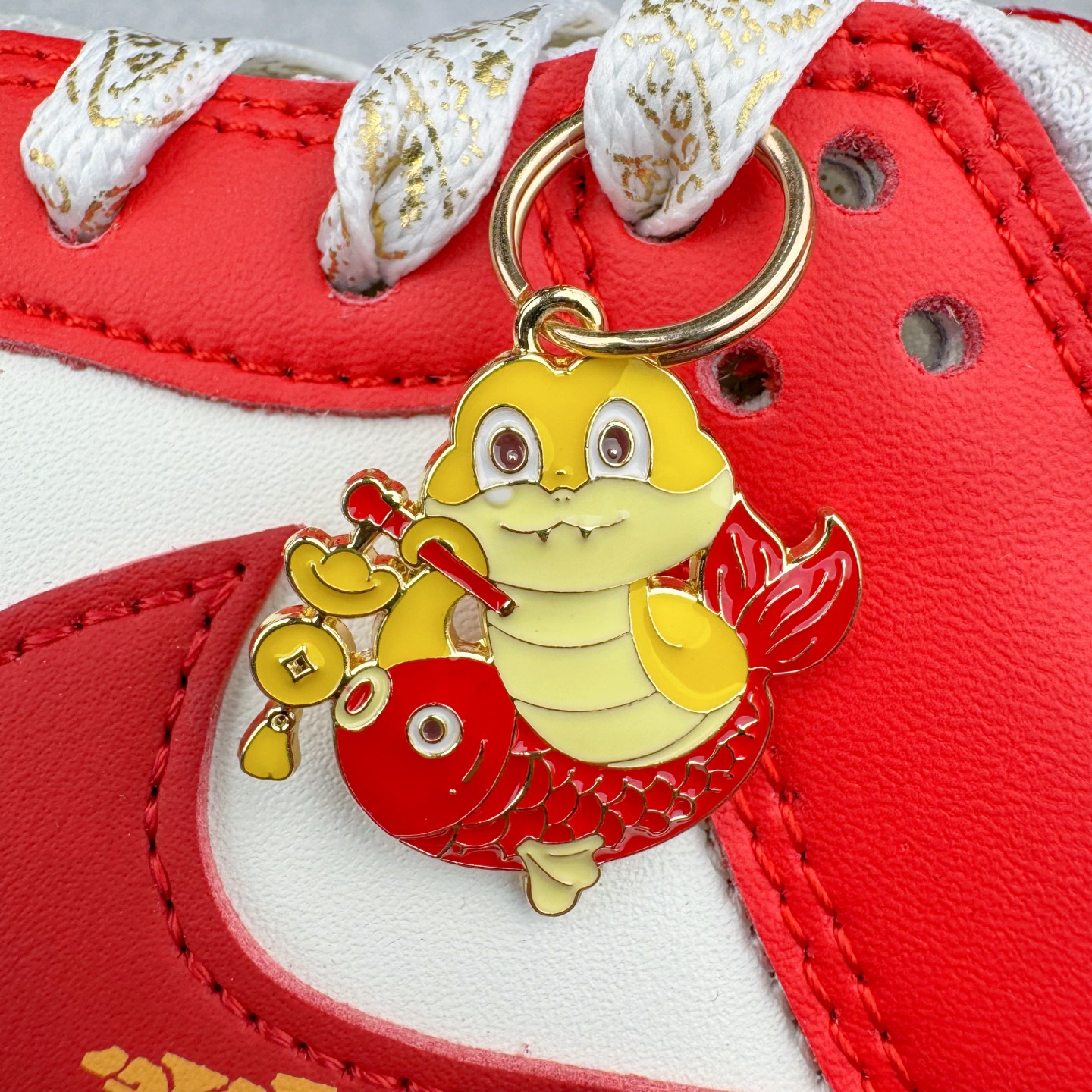 图片[13]-＃纯原 NK Dunk Low 金蛇献瑞 福运 蛇年限定 HJ3491-161 定制系列天花板 无原鞋不开发 全系列得物原鞋一比一校对开发 配色持续更新中 终端对接 优势输出 全套原厂楦头原纸板数据档案倾力打造 原汁原味莞产 极致还原 圈内最强针车工艺 高端零售指定版 广东原厂配套原盒原标 鞋盒分三个尺码段 原厂冲刀 超高清洁度 全鞋零毛边皮料切割 采用原厂百宏鞋带以及原厂百宏织唛舌标 内标可供原厂几率过验 进口原装条纹中底布 四线拉帮白色点胶 原厂拉帮手法遵循公司 原厂电绣 极致还原 尺码：35.5 36 36.5 37.5 38 38.5 39 40 40.5 41 42 42.5 43 44 44.5 45 46 47.5-选品中心